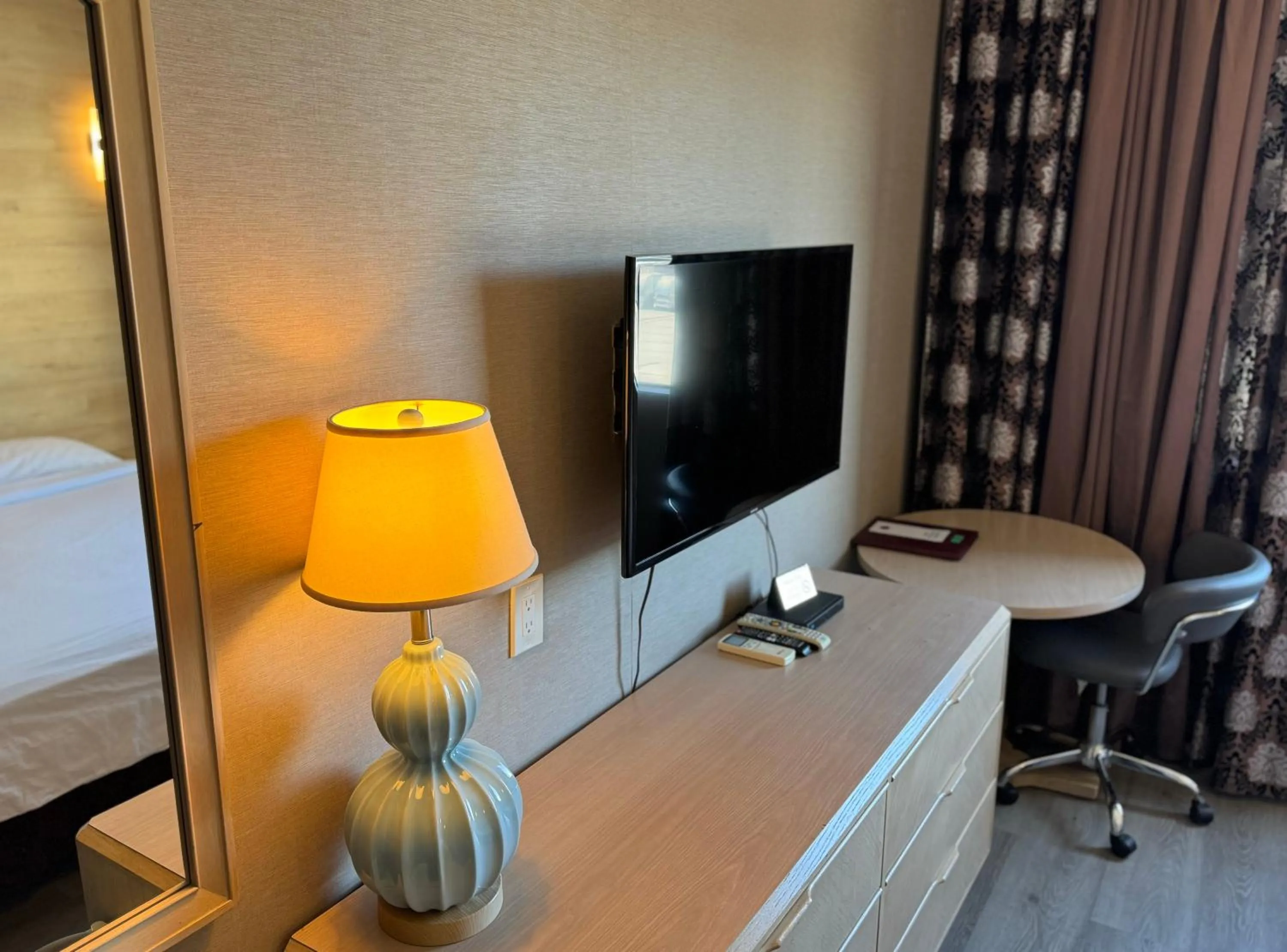 TV and multimedia, Bed in Garden Suite Hotel and Resort