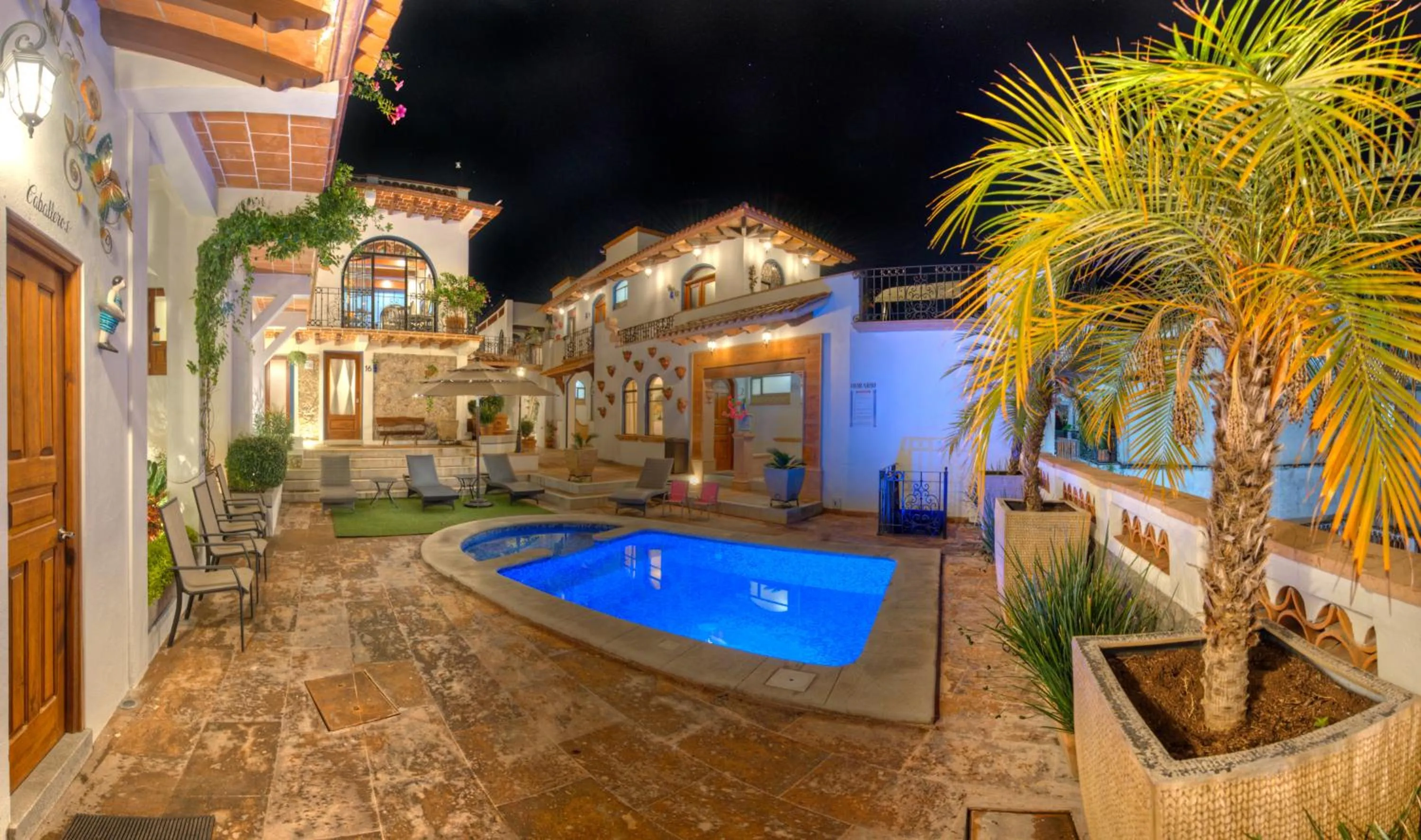 Swimming pool in Hotel Santa Paula