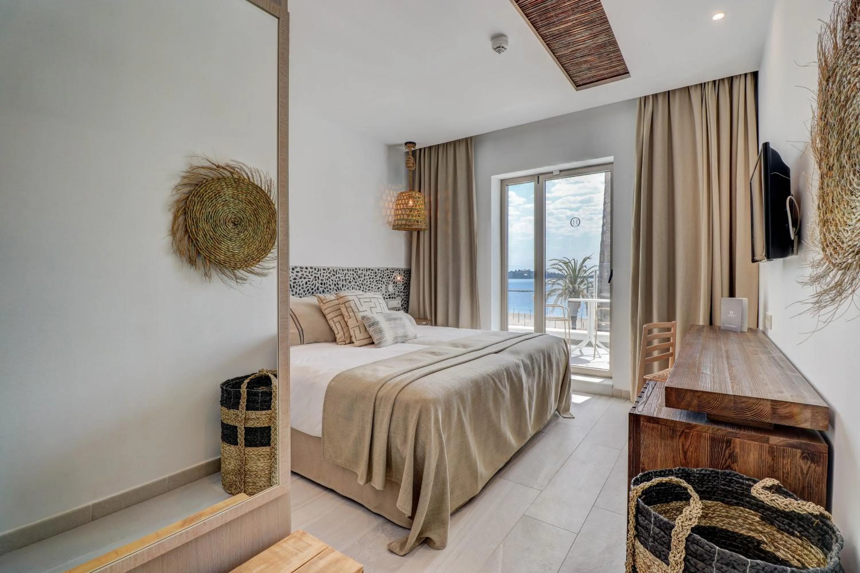 Photo of the whole room, Bed in Hoposa Pollentia - Adults Only