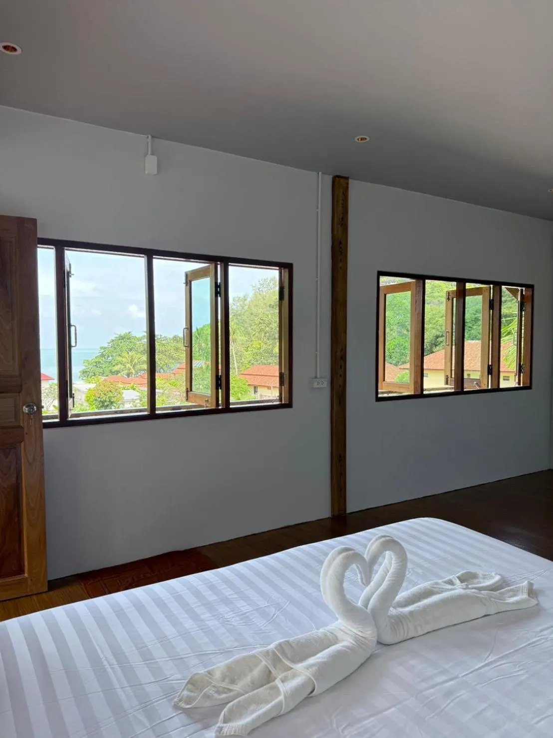 Photo of the whole room, Bed in Nice Beach Resort Koh Pha-ngan