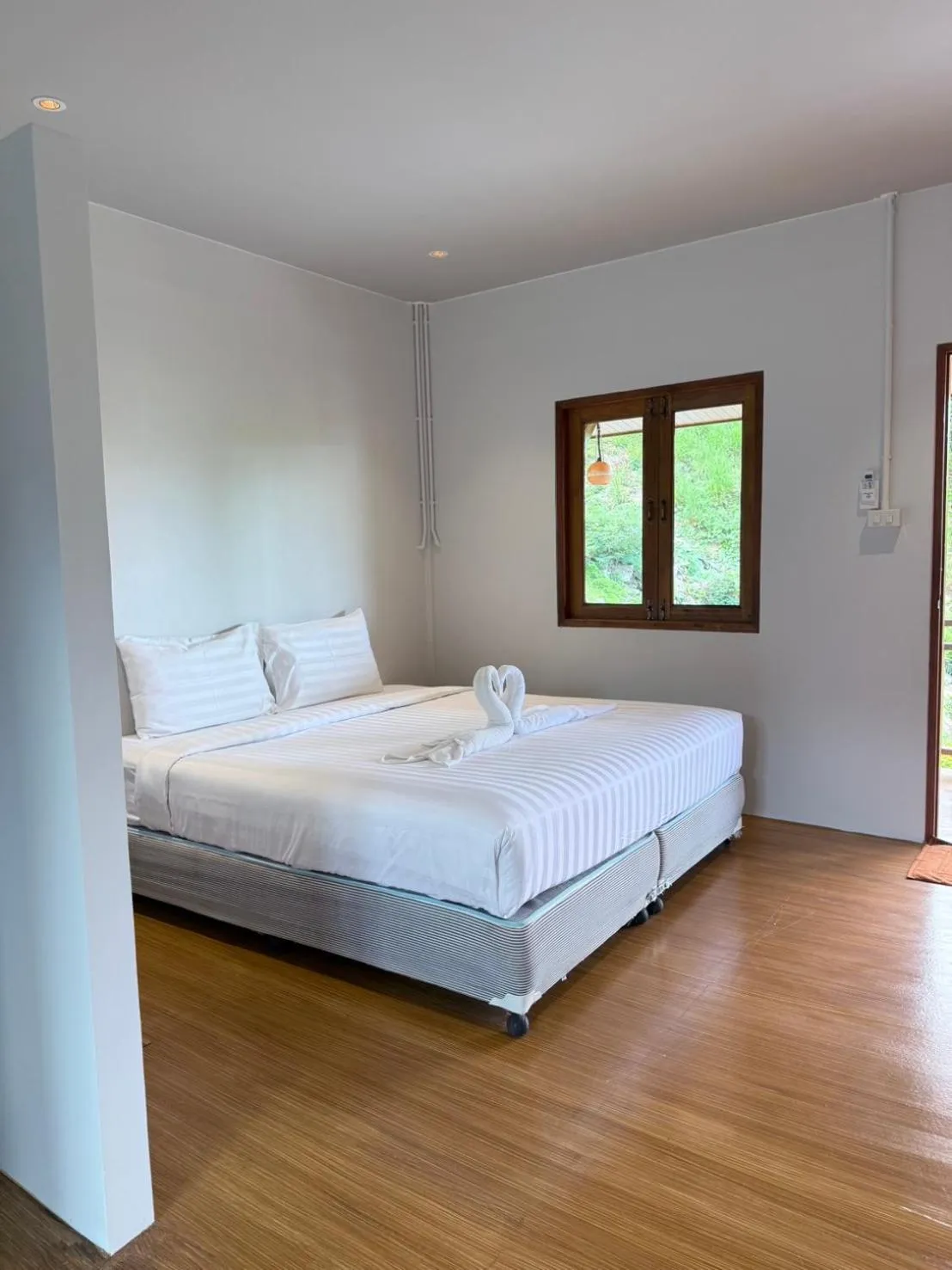 Photo of the whole room, Bed in Nice Beach Resort Koh Pha-ngan