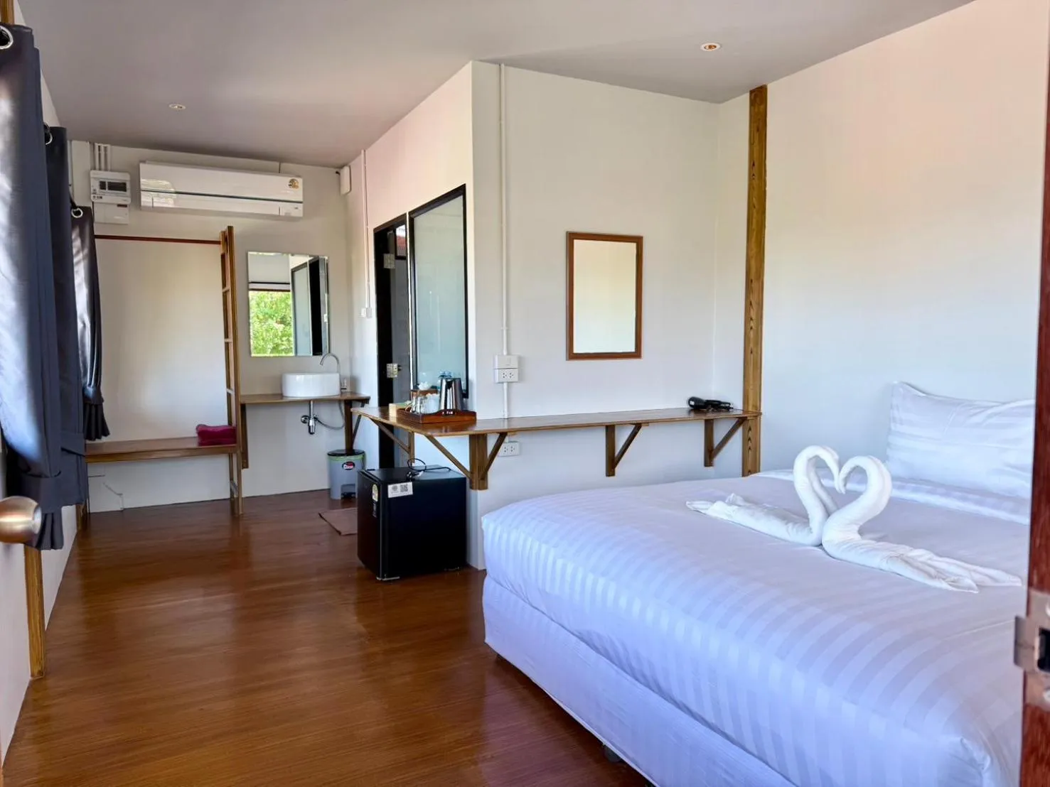 Photo of the whole room, Bed in Nice Beach Resort Koh Pha-ngan