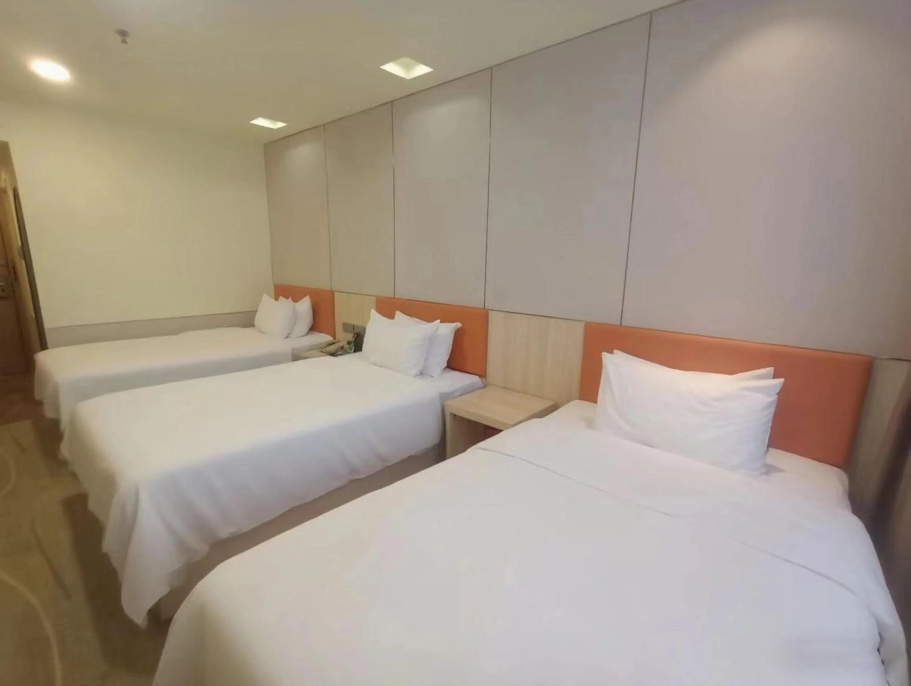 Bed in Guangdong Baiyun City Hotel