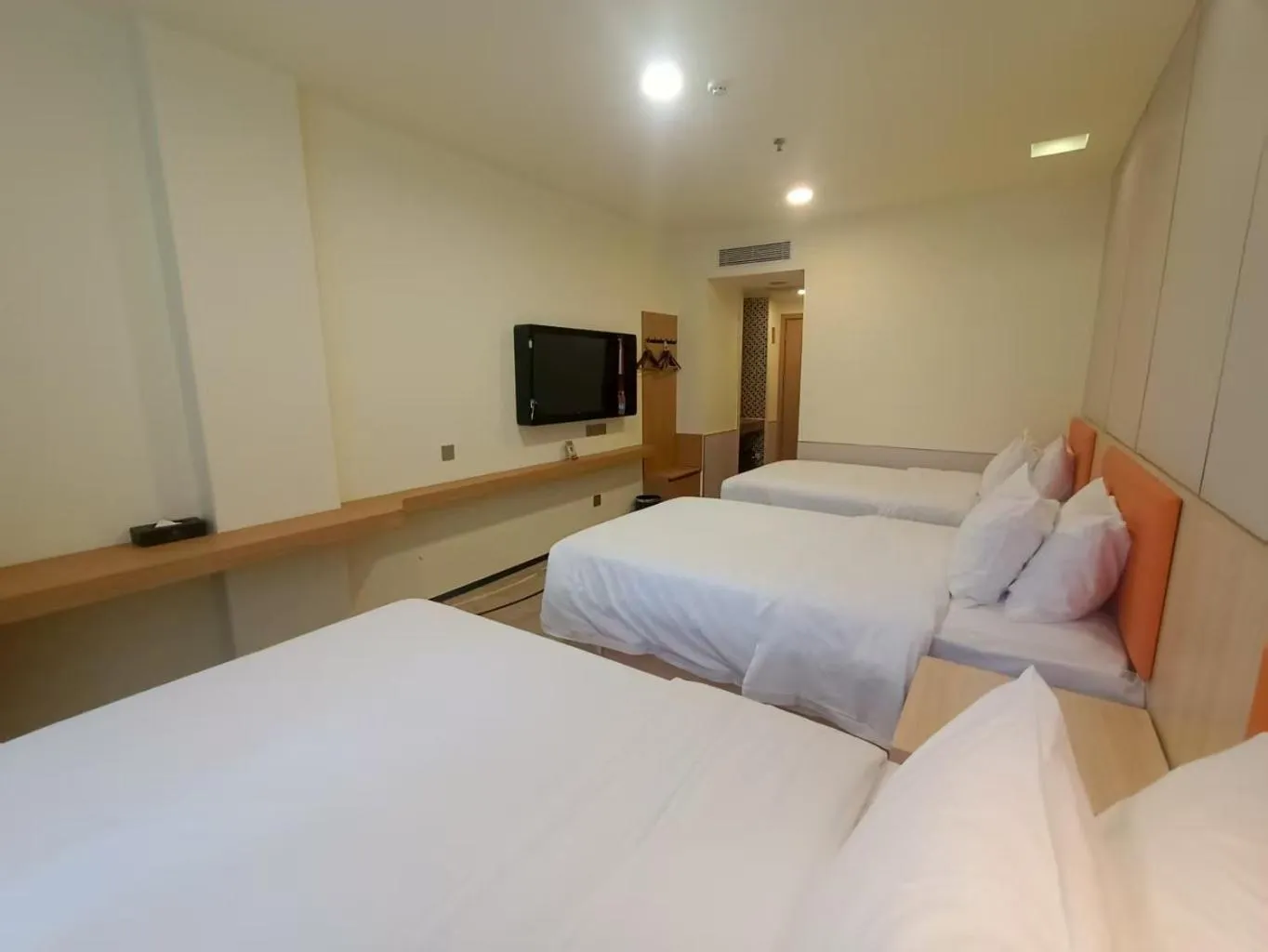 Bed in Guangdong Baiyun City Hotel