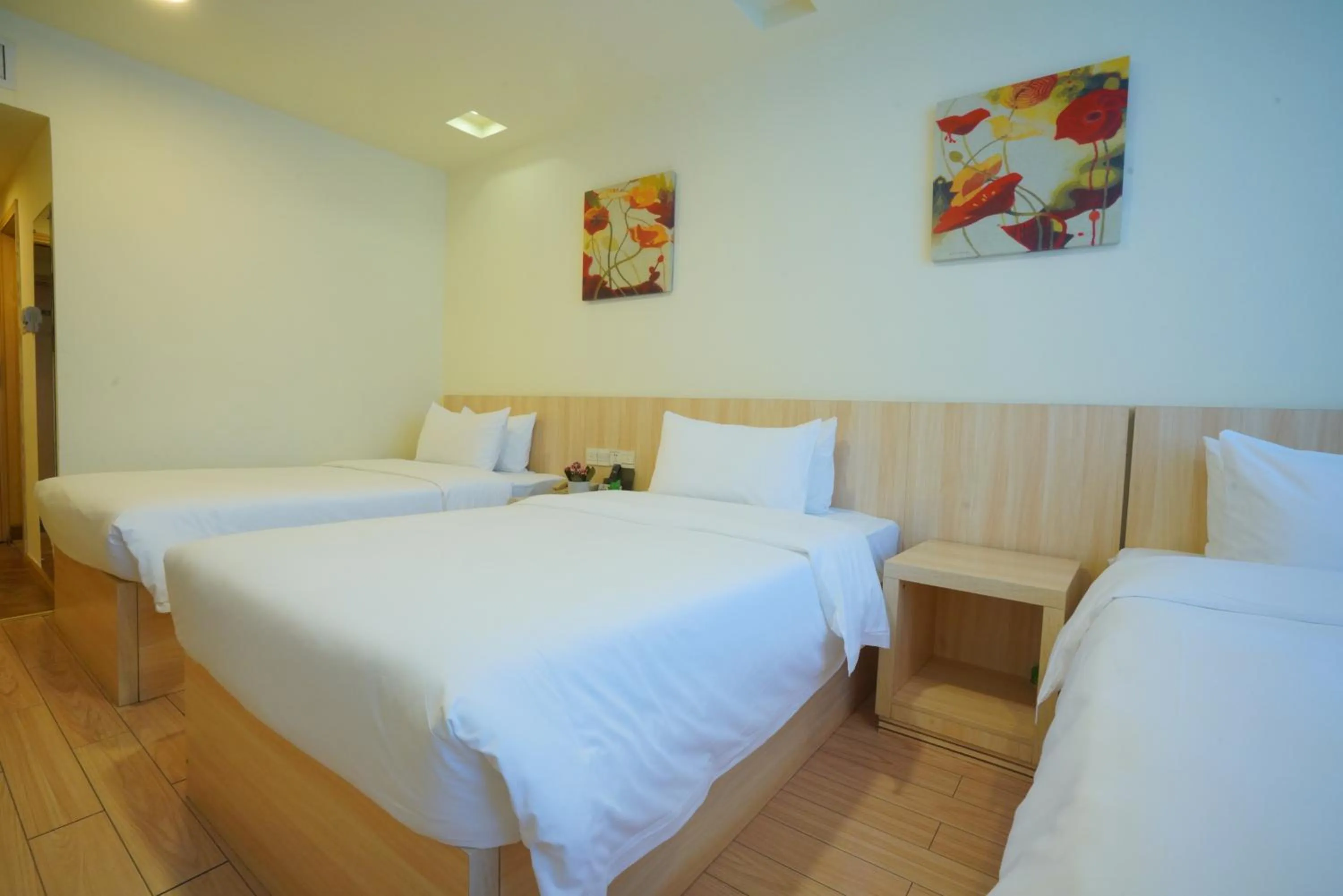 Bed in Guangdong Baiyun City Hotel