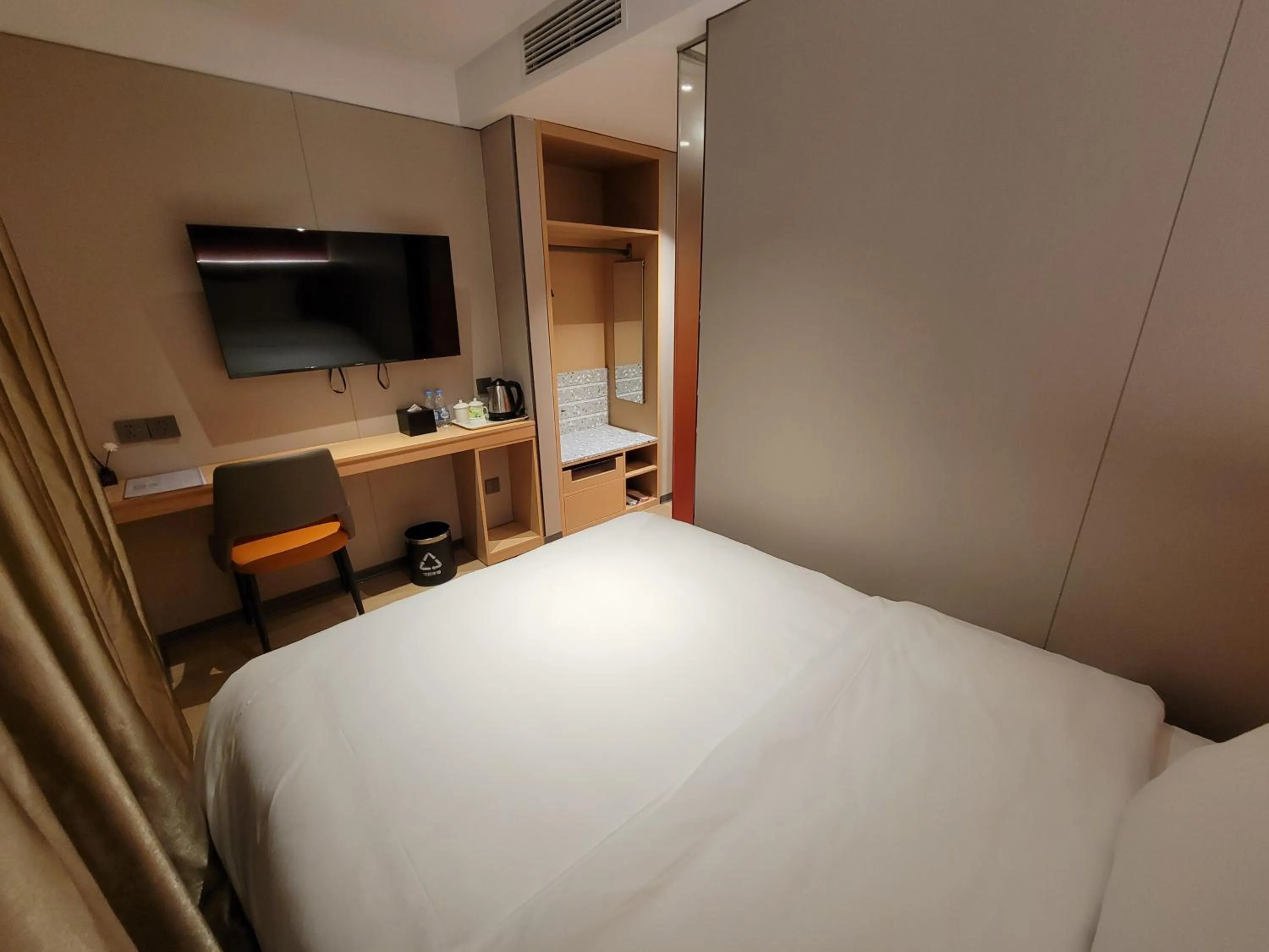 Bed in Guangdong Baiyun City Hotel