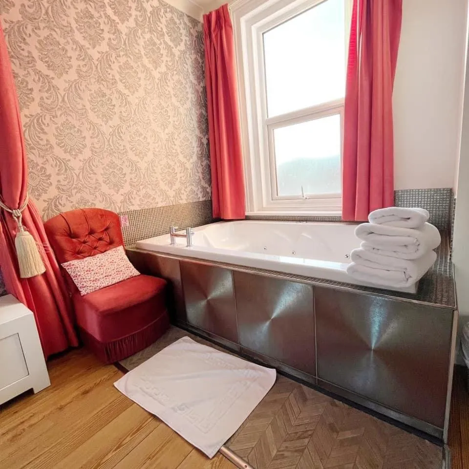 Hot Tub, Bed in G Boutique Hotel