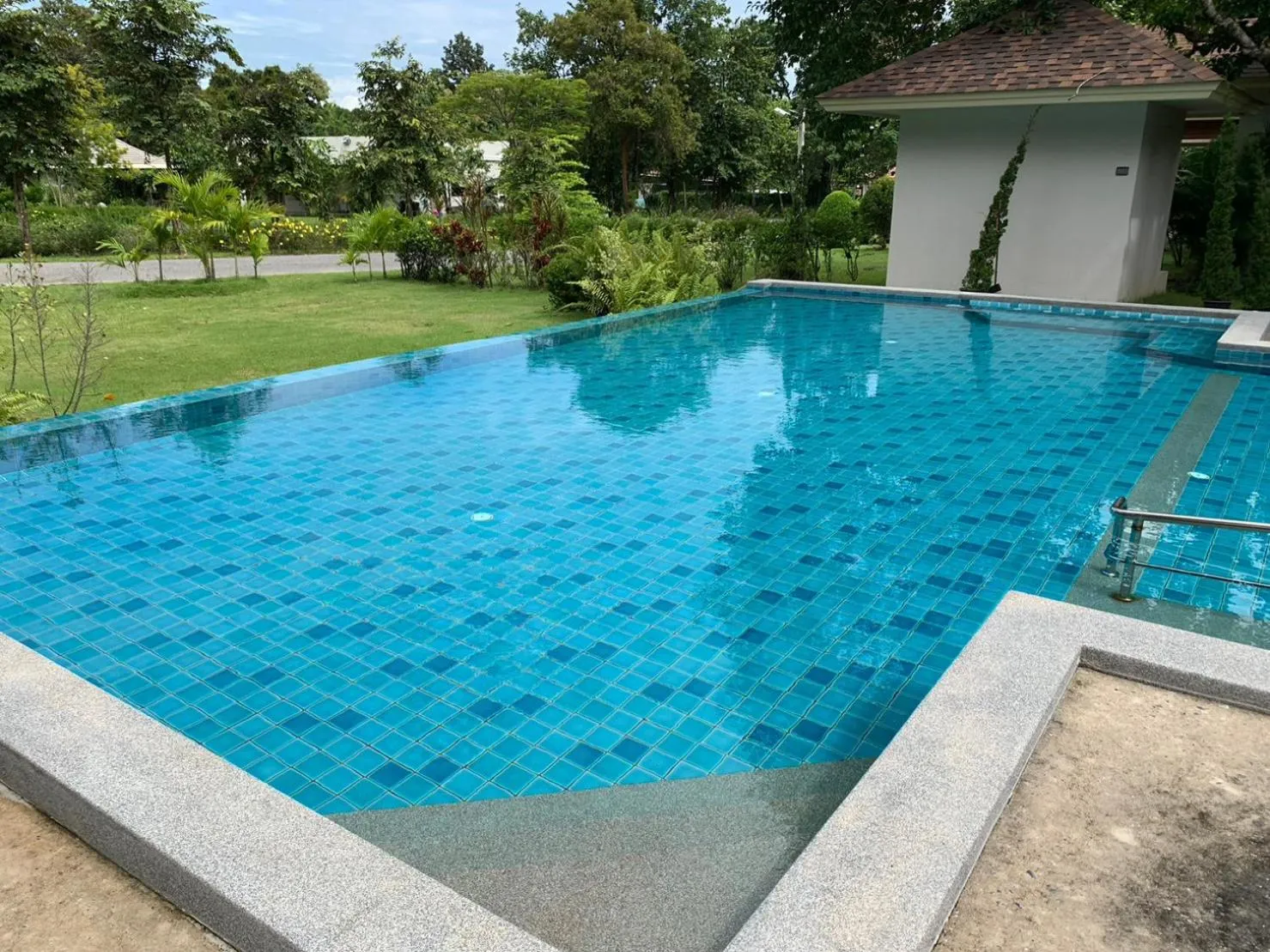 Swimming pool in Baan Pingkan Wellness Resort