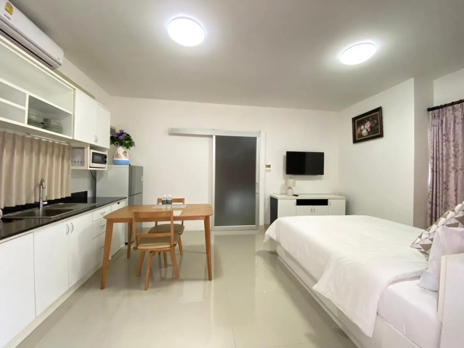 Kitchen or kitchenette, Bed in Baan Pingkan Wellness Resort