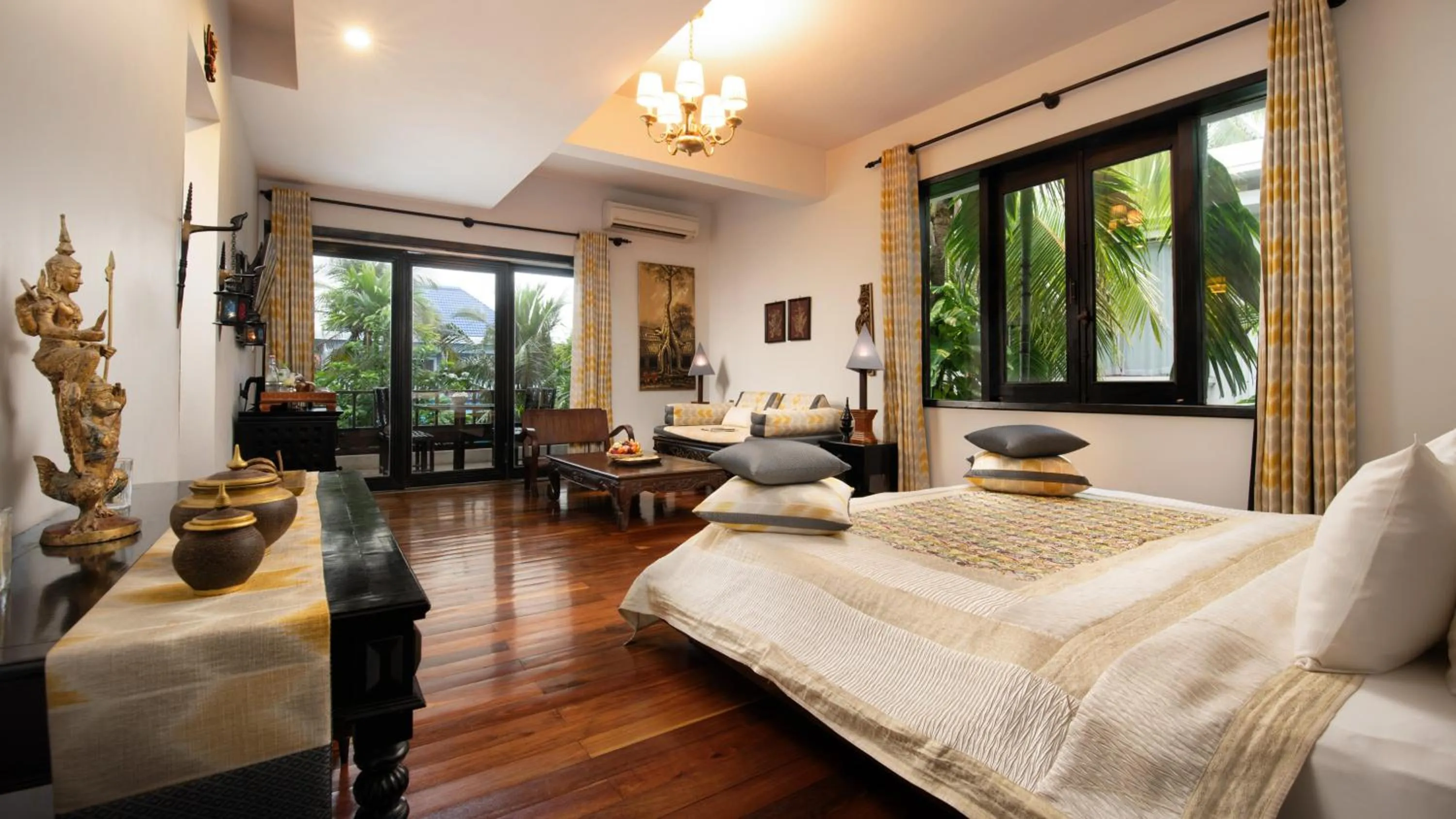 Photo of the whole room, Bed in Mane History Lovers