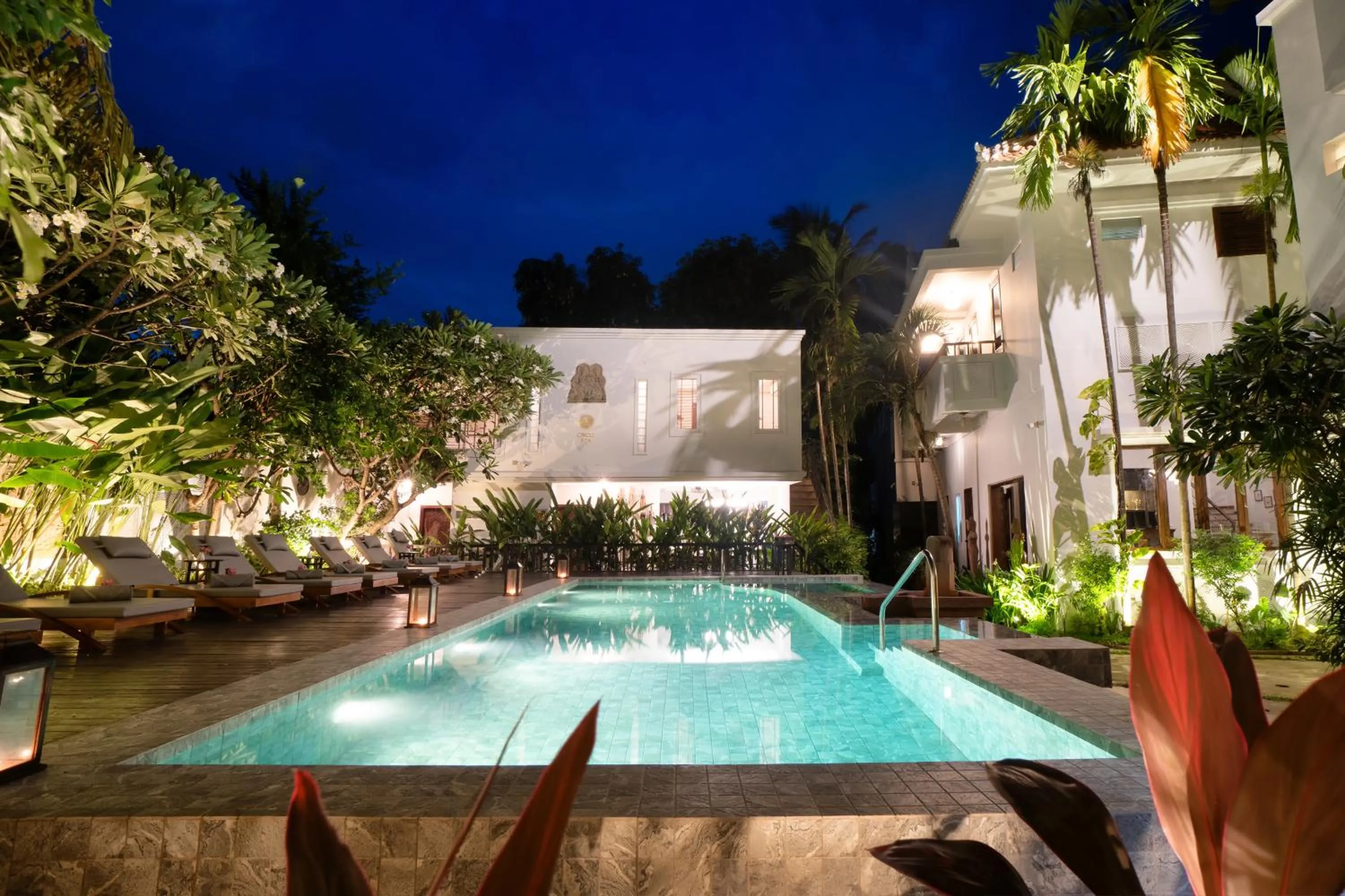 Pool view in Mane History Lovers