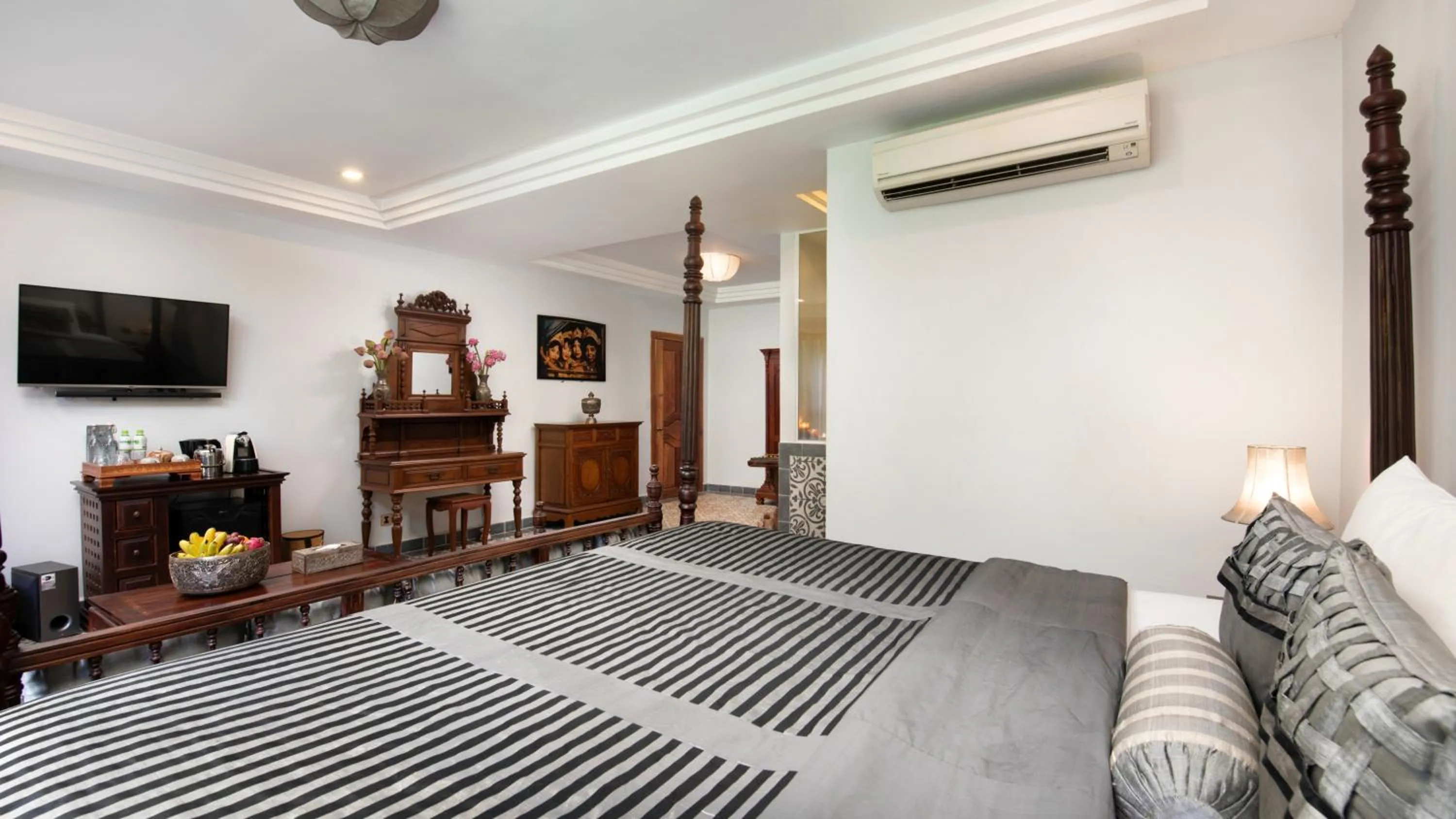 Photo of the whole room in Mane History Lovers