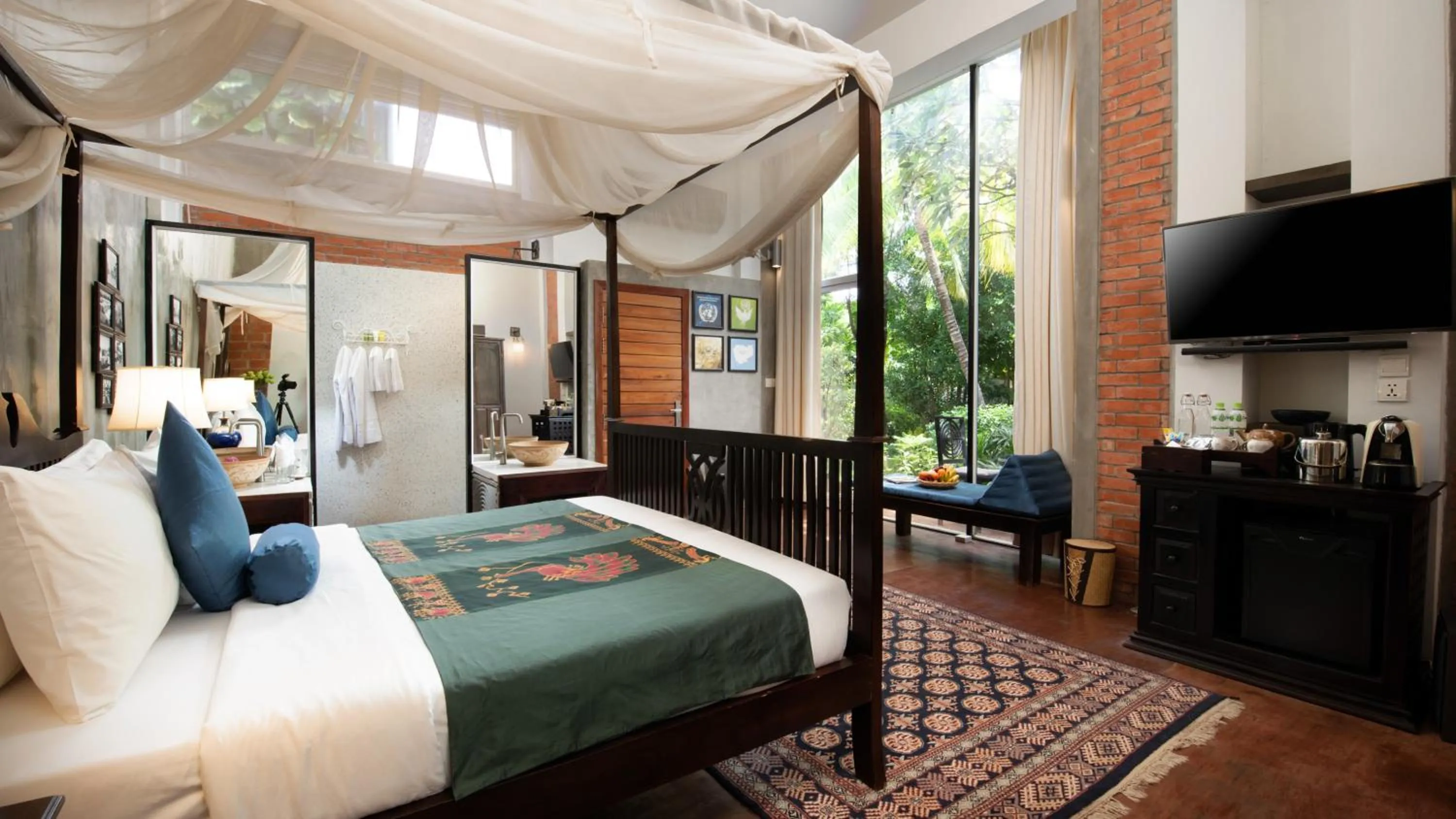 Photo of the whole room, Bed in Mane History Lovers