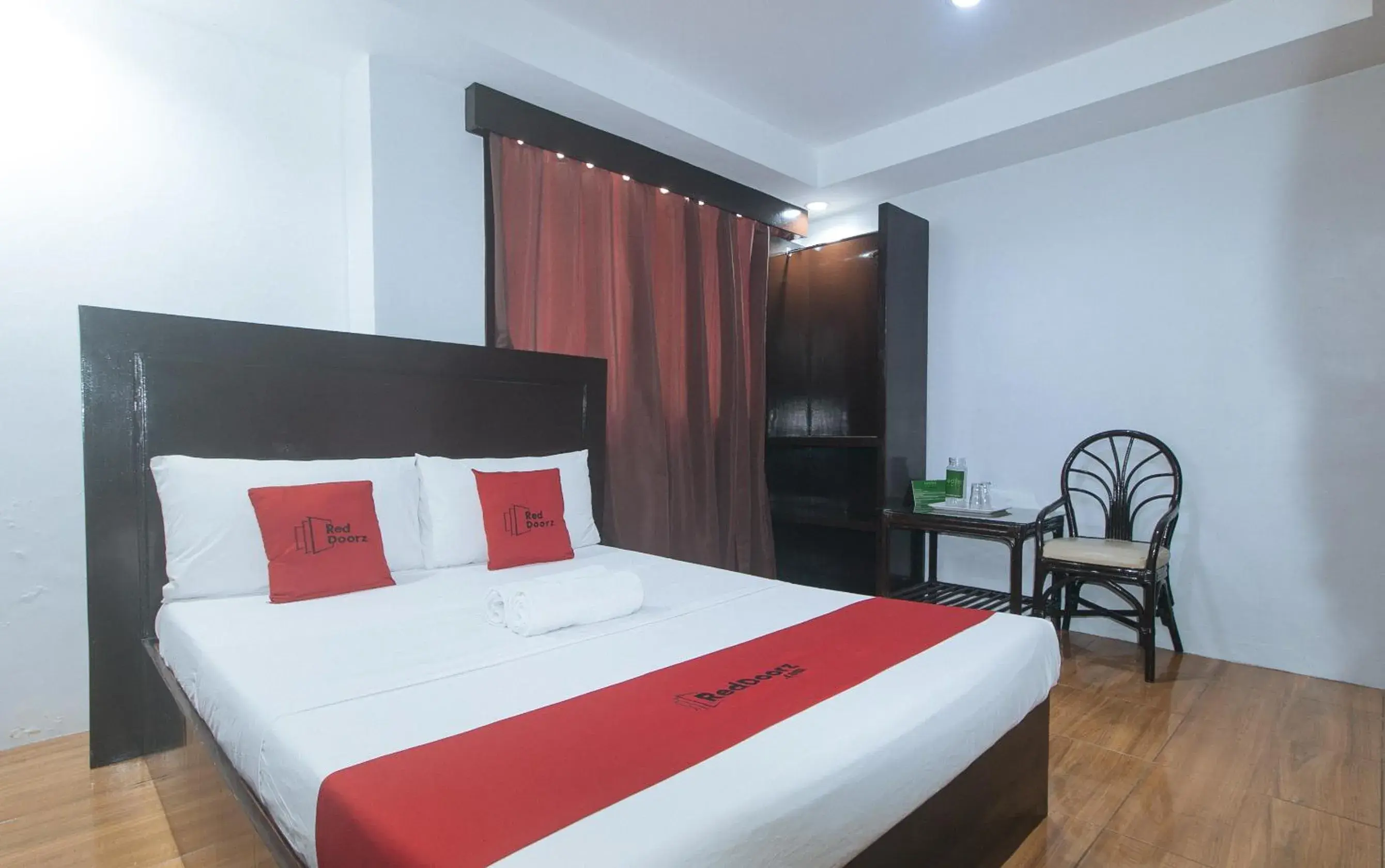 Double Room in RedDoorz @ Junquera Extension Cebu Double Room in RedDoorz @ Junquera Extension Cebu