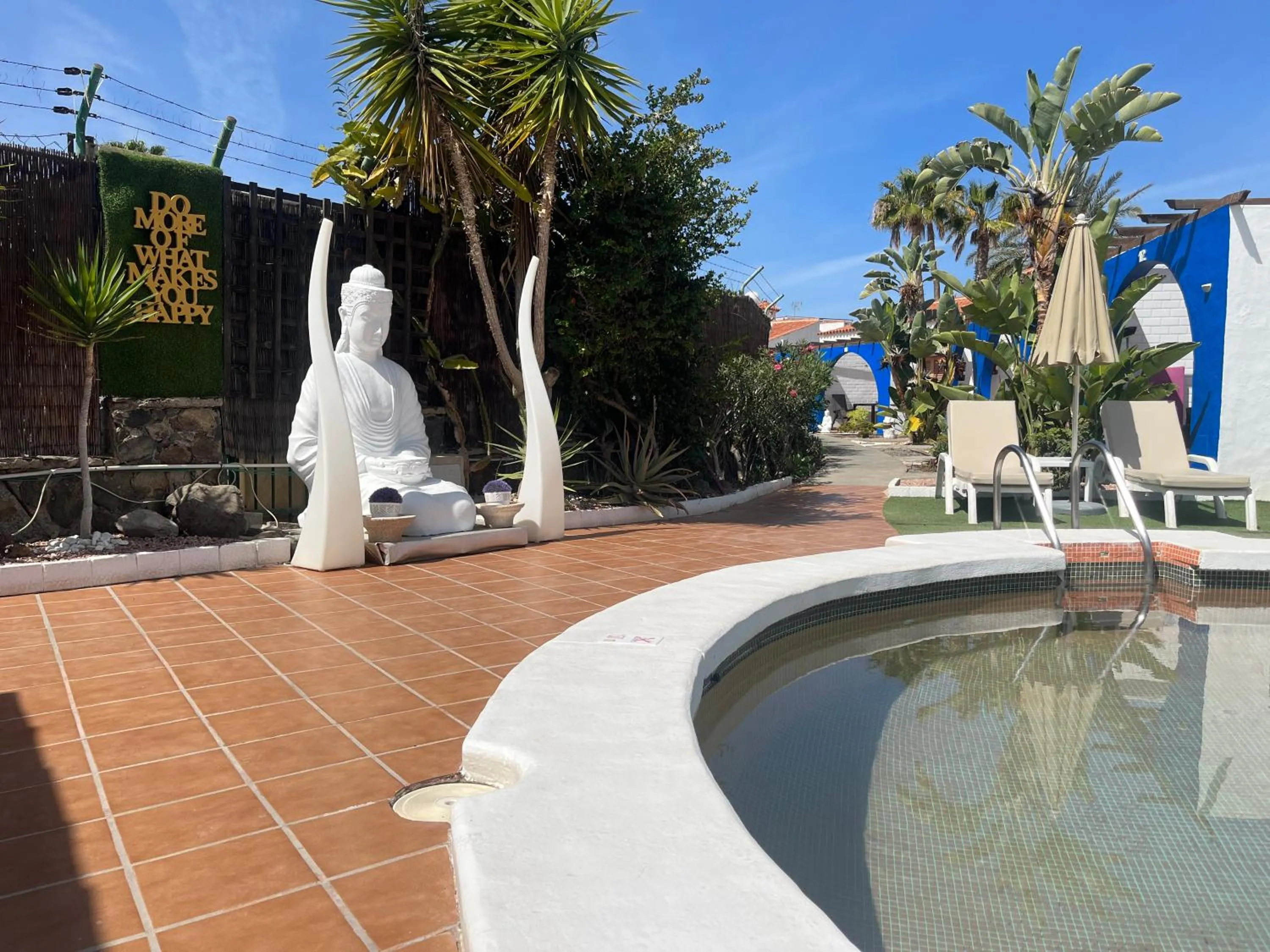 Swimming pool in Rainbow Golf Bungalows, Gay Men-only Resort