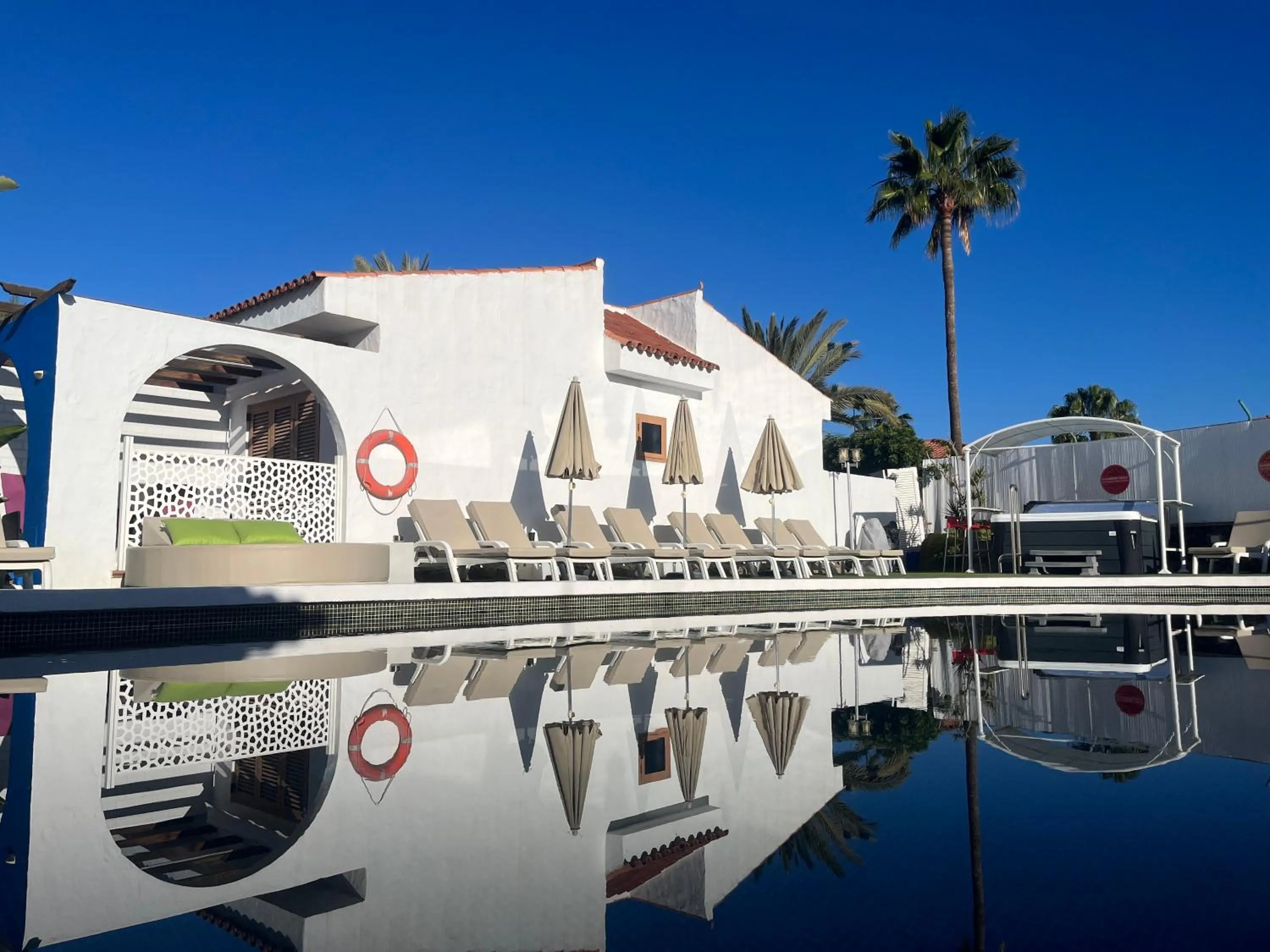 Swimming pool in Rainbow Golf Bungalows, Gay Men-only Resort