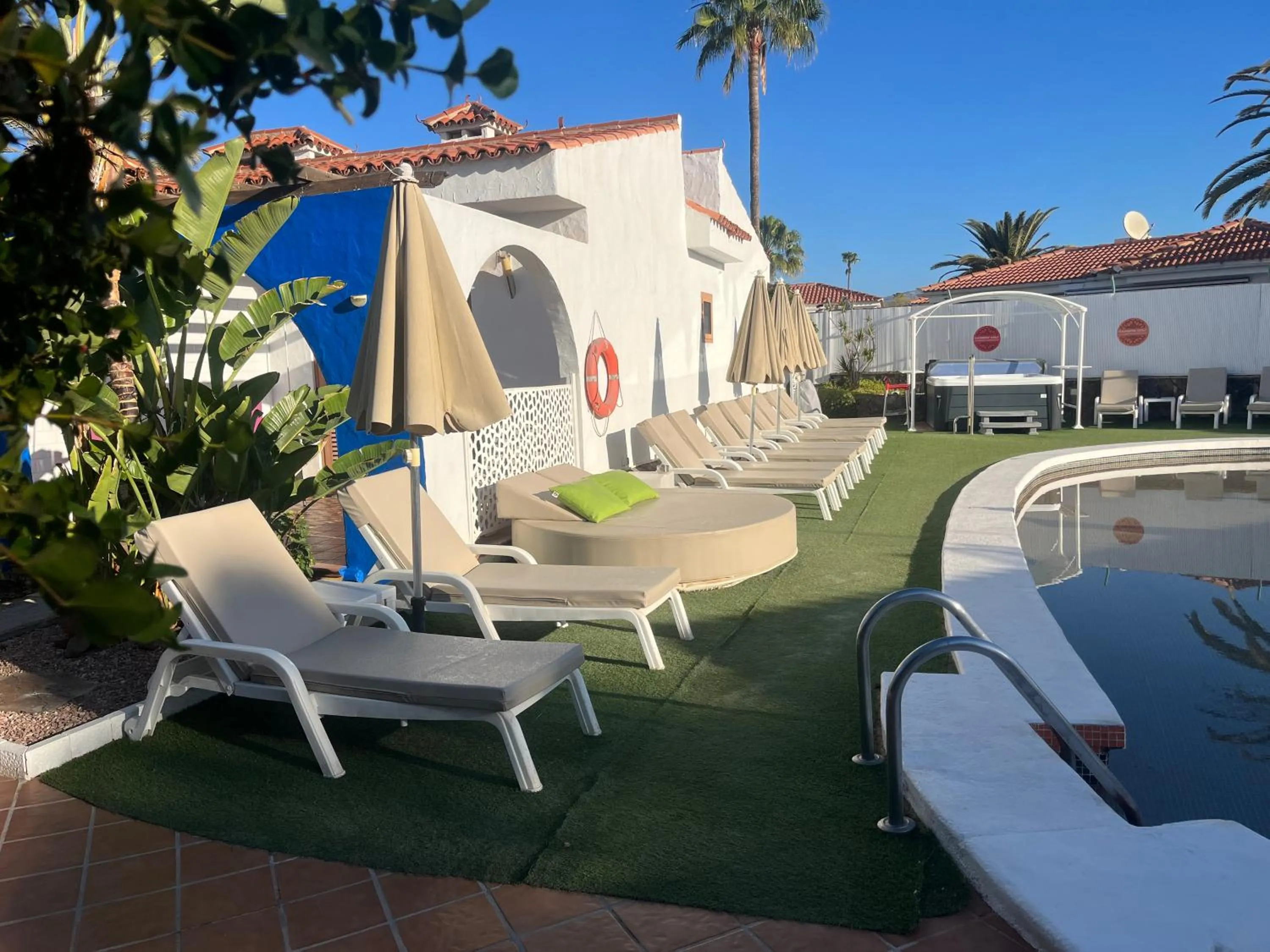 Swimming pool in Rainbow Golf Bungalows, Gay Men-only Resort