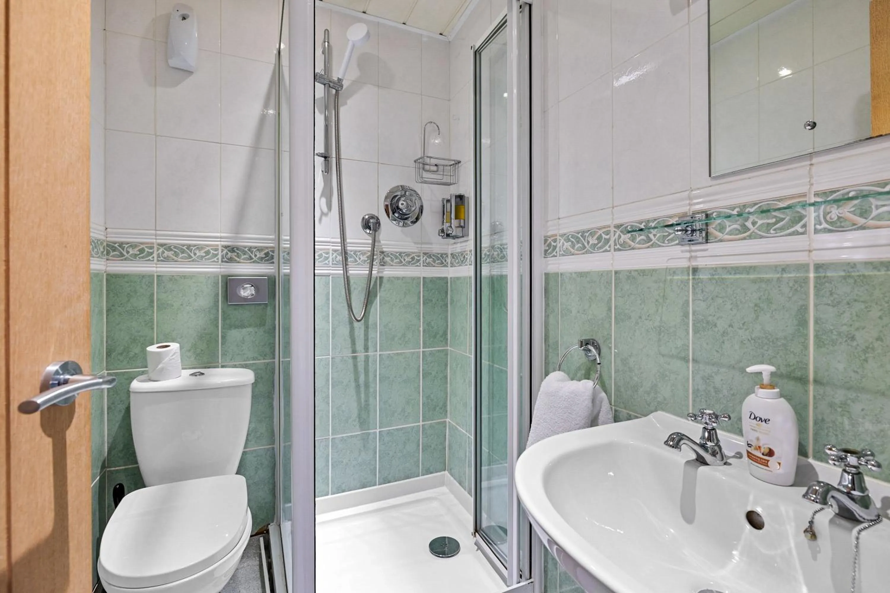 Shower in Invicta Hotel Plymouth