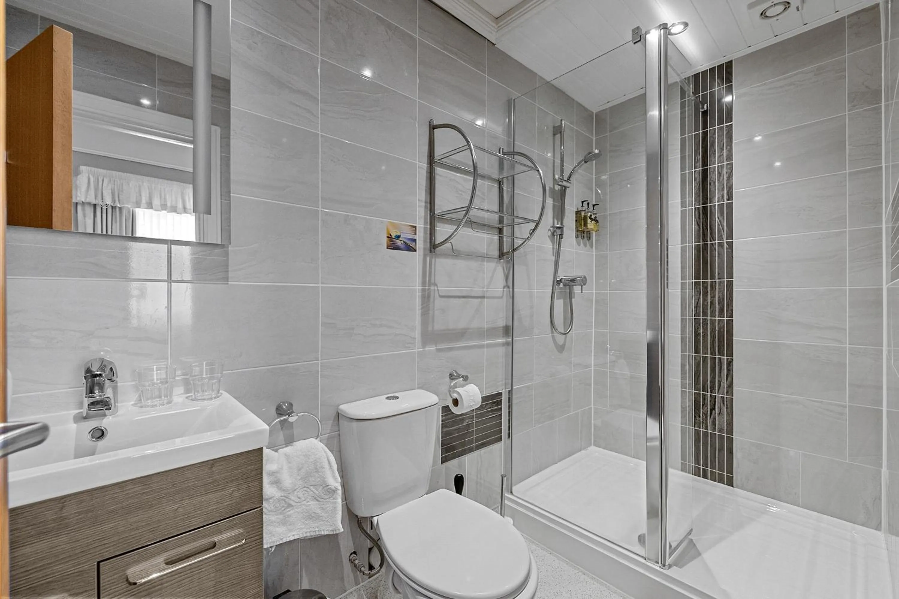 Shower in Invicta Hotel Plymouth