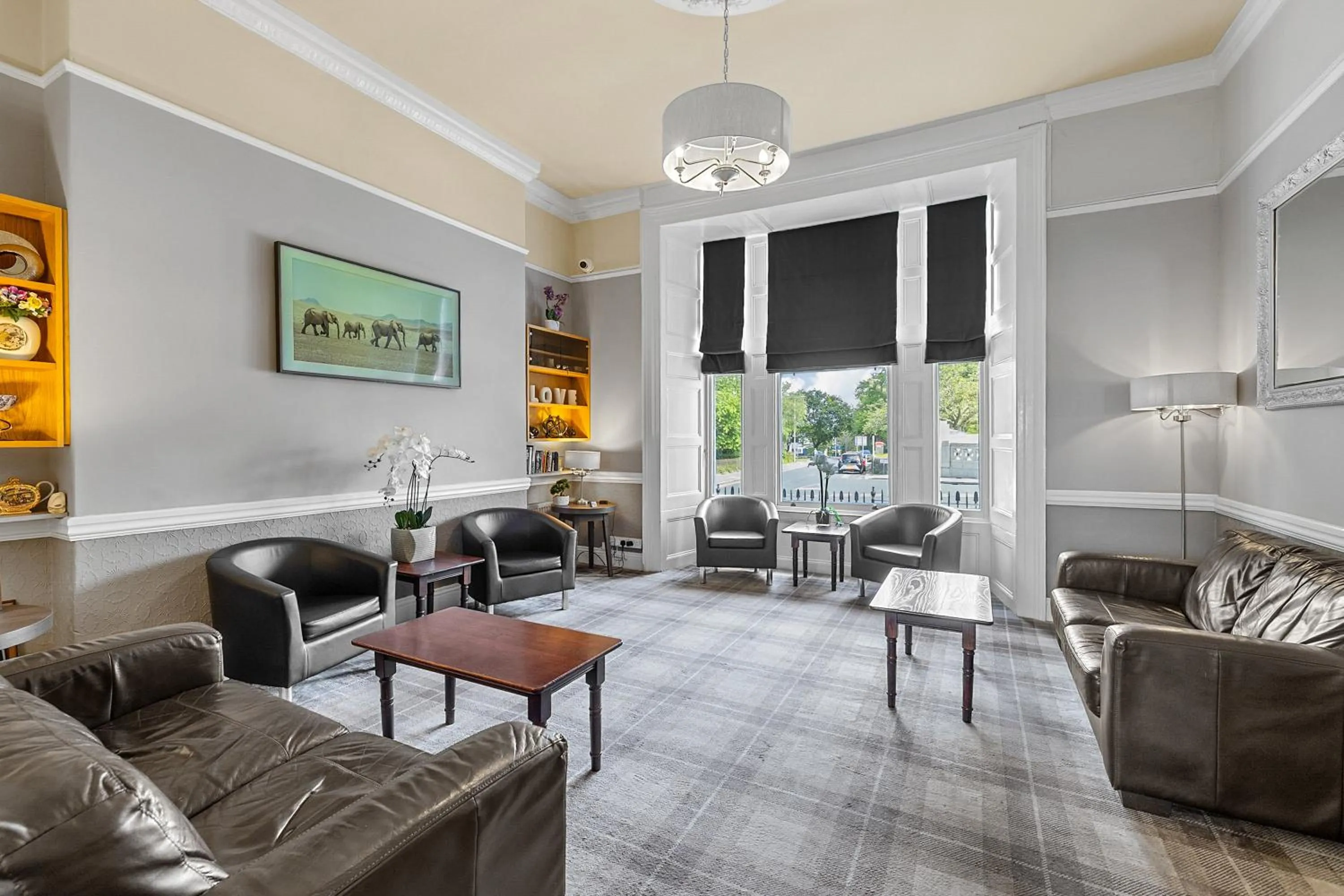 Communal lounge/ TV room in Invicta Hotel Plymouth