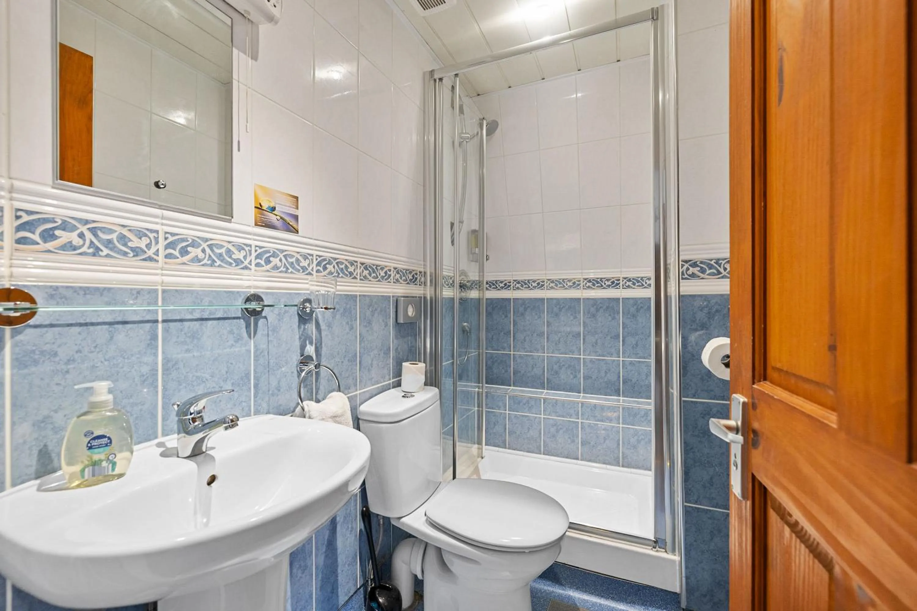 Shower in Invicta Hotel Plymouth