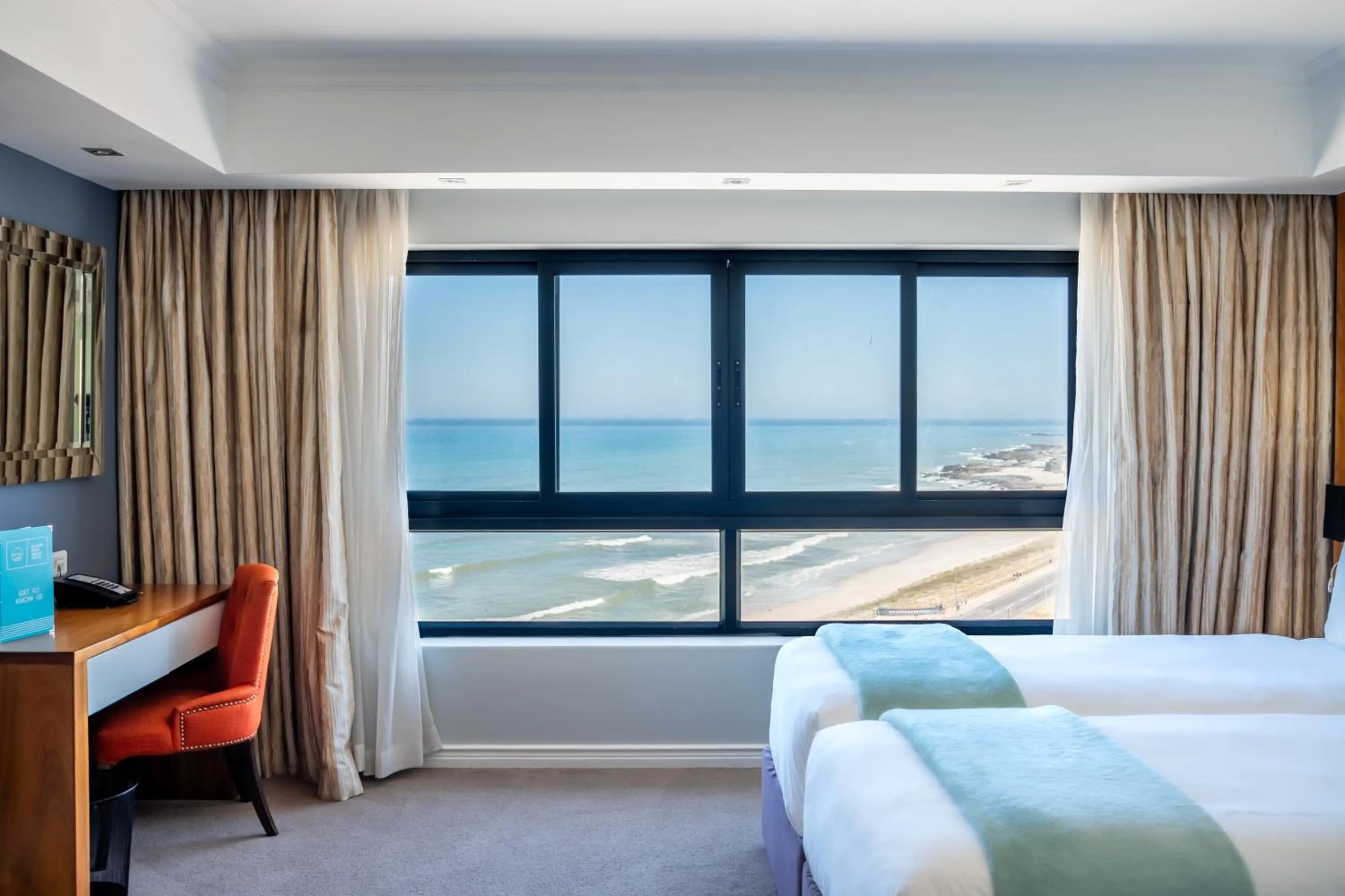 Bedroom, Bed in Blaauwberg Beach Hotel