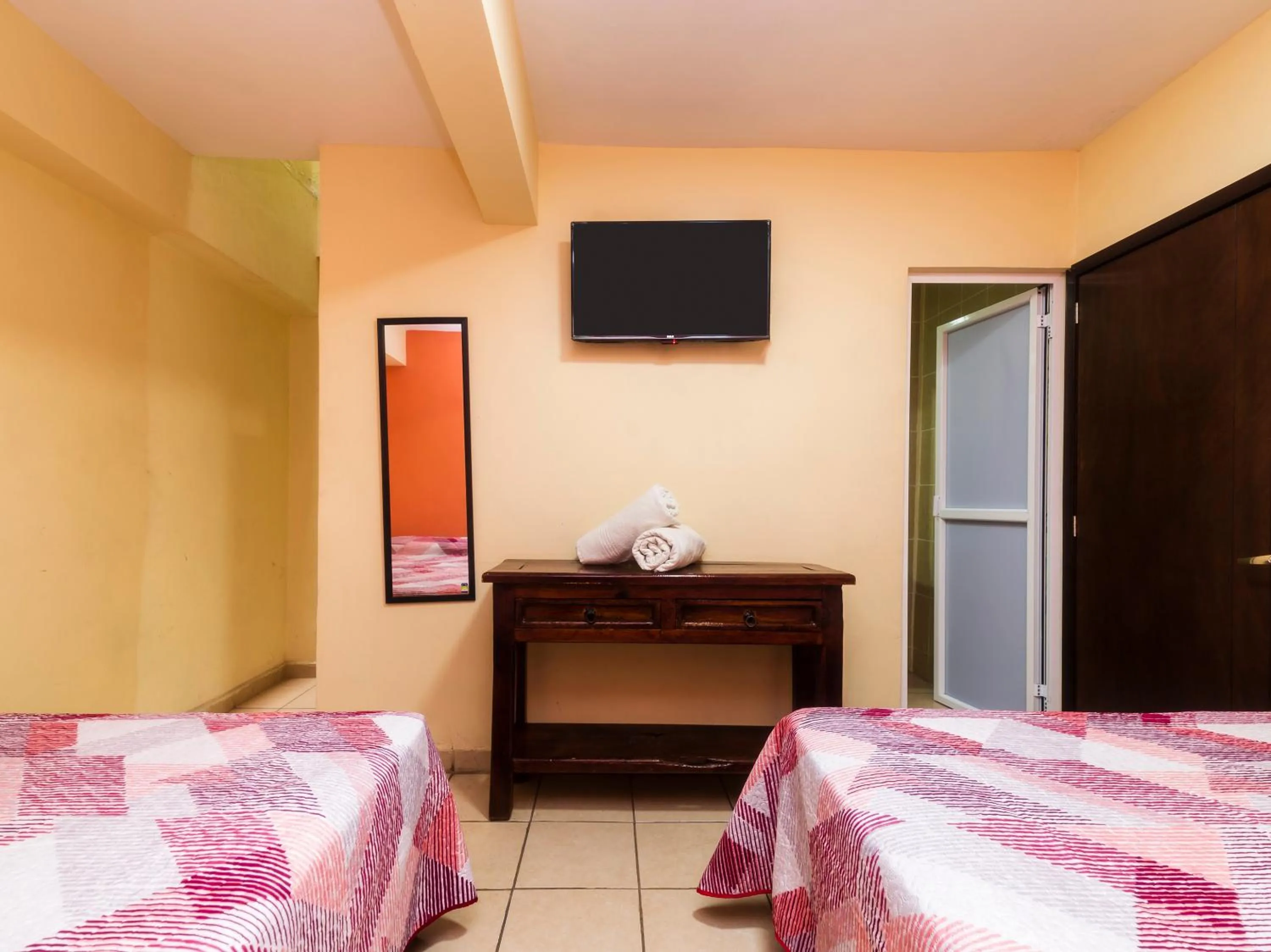 TV and multimedia, Bed in Hotel Zaragoza, San Juan de los Lagos