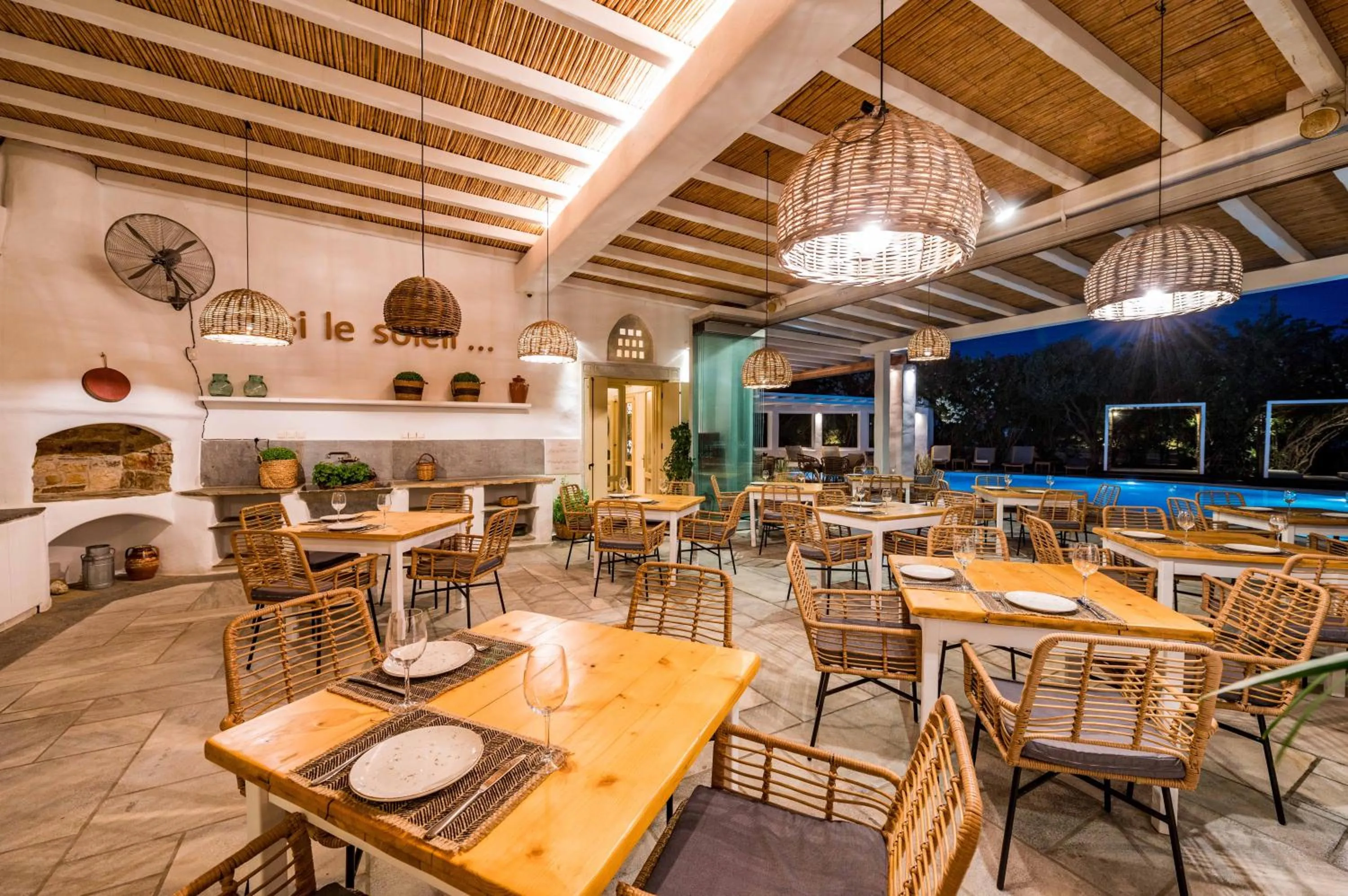 Restaurant/places to eat in Anthea Hotel