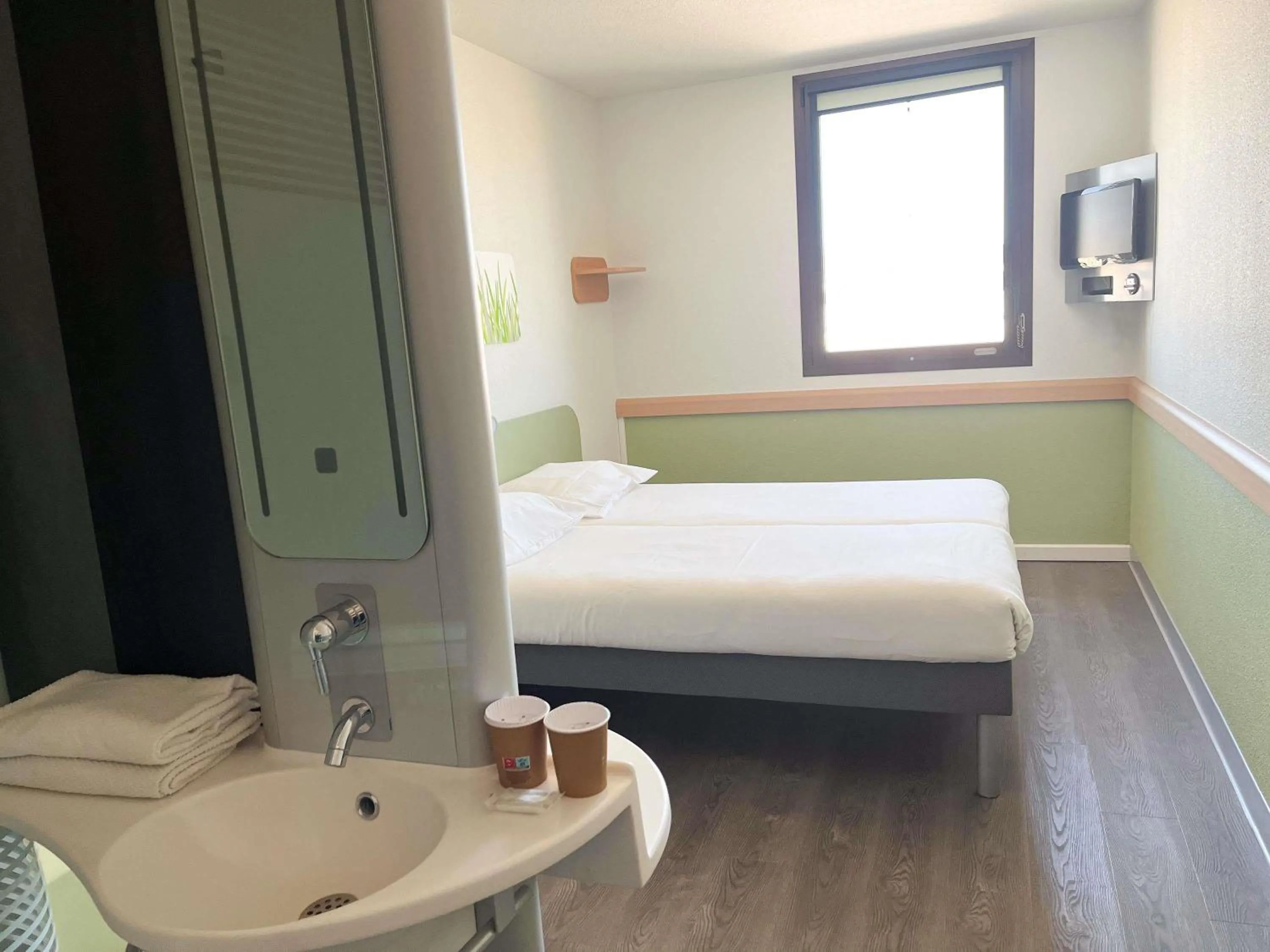 Property building, Bed in ibis budget Nimes Centre Gare