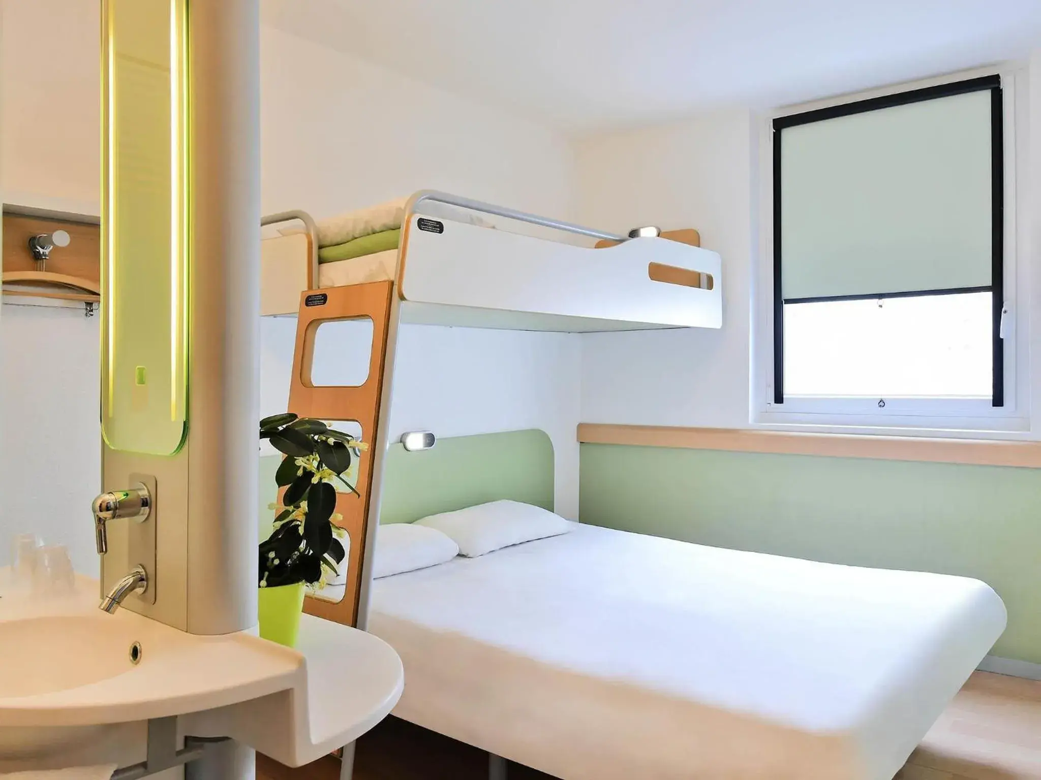 Triple Room in ibis budget Nimes Centre Gare Triple Room in ibis budget Nimes Centre Gare