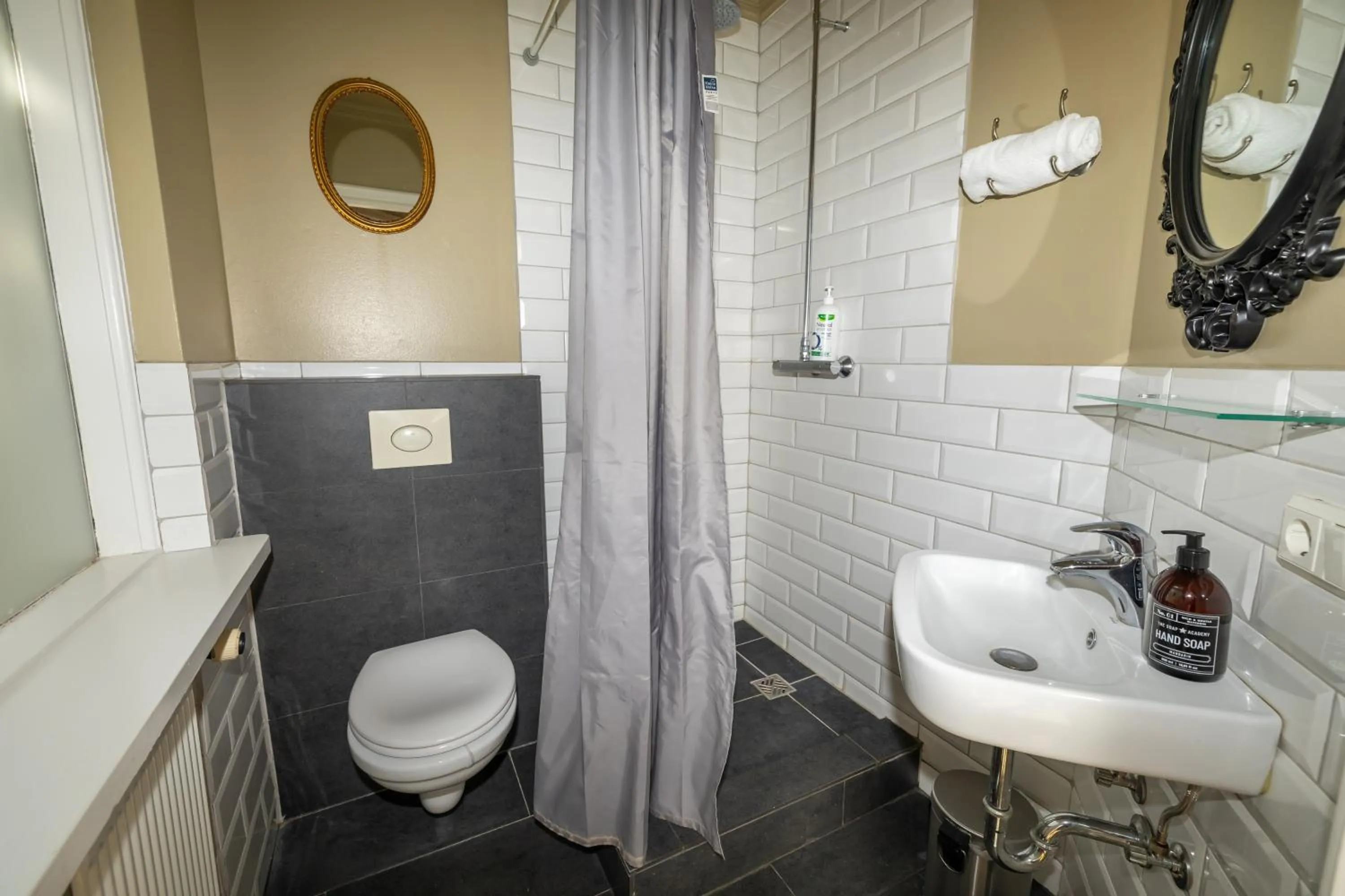 Shower in BG4 Guesthouse