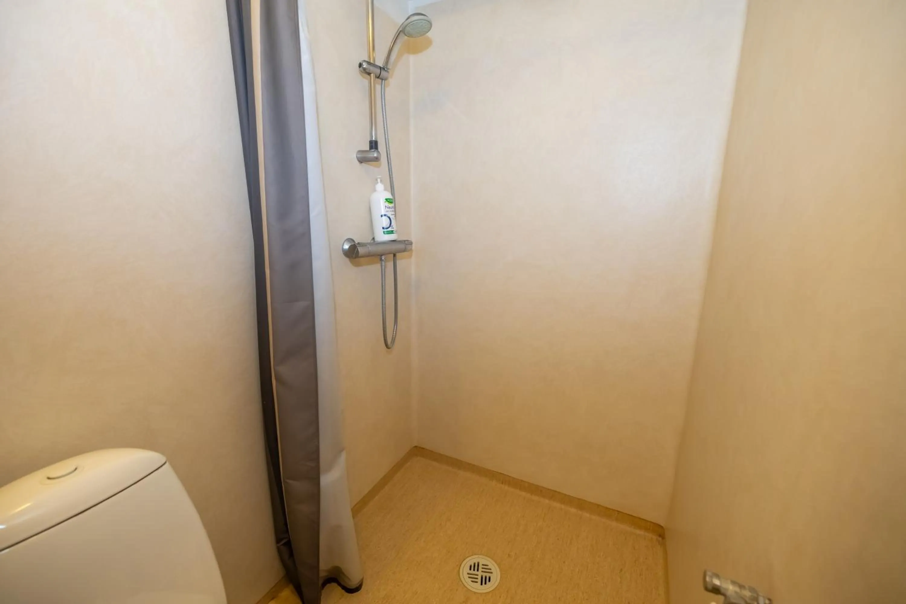 Shower in BG4 Guesthouse