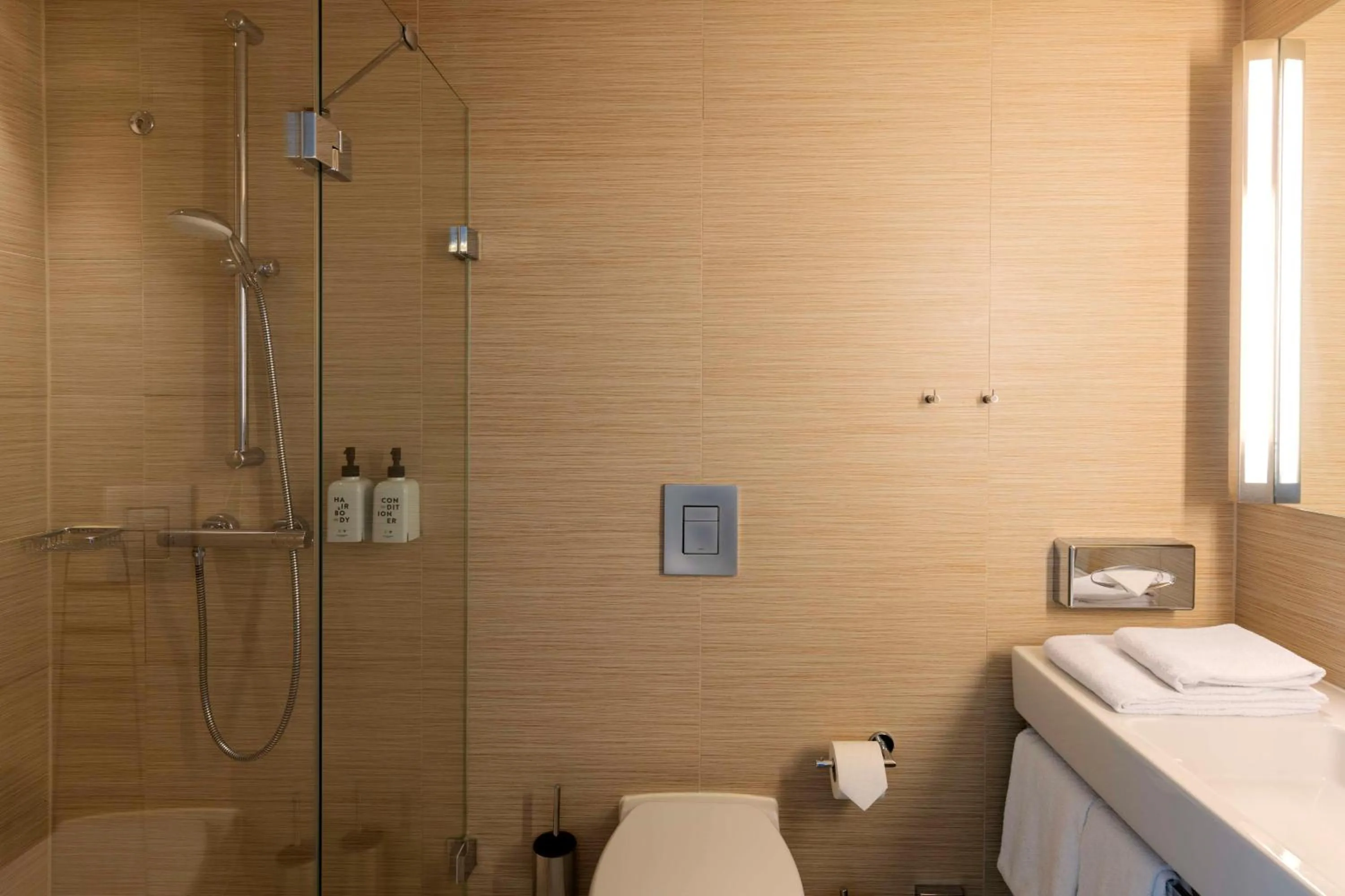 Bathroom in Scandic Hamburg Emporio