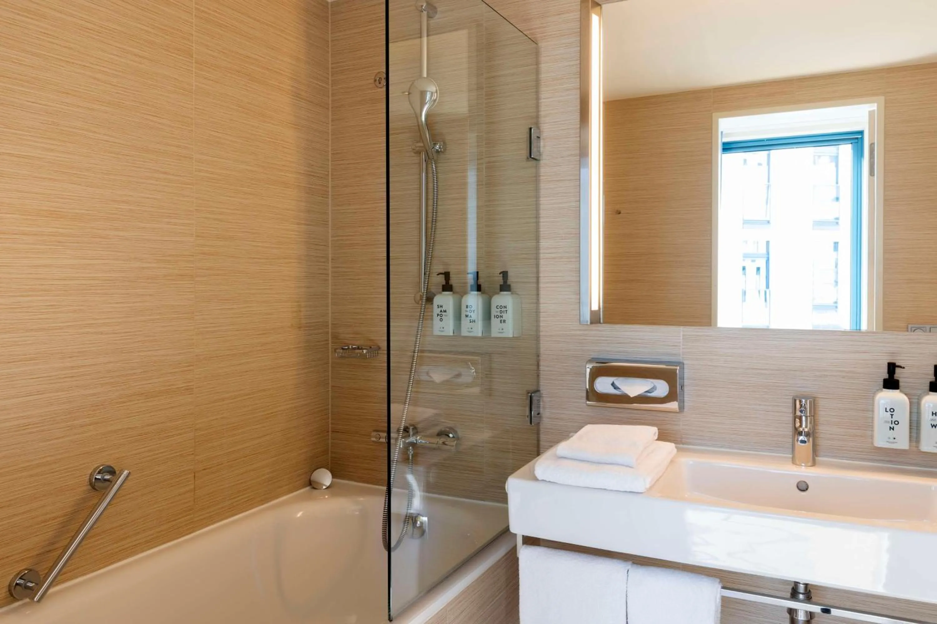 Bathroom in Scandic Hamburg Emporio