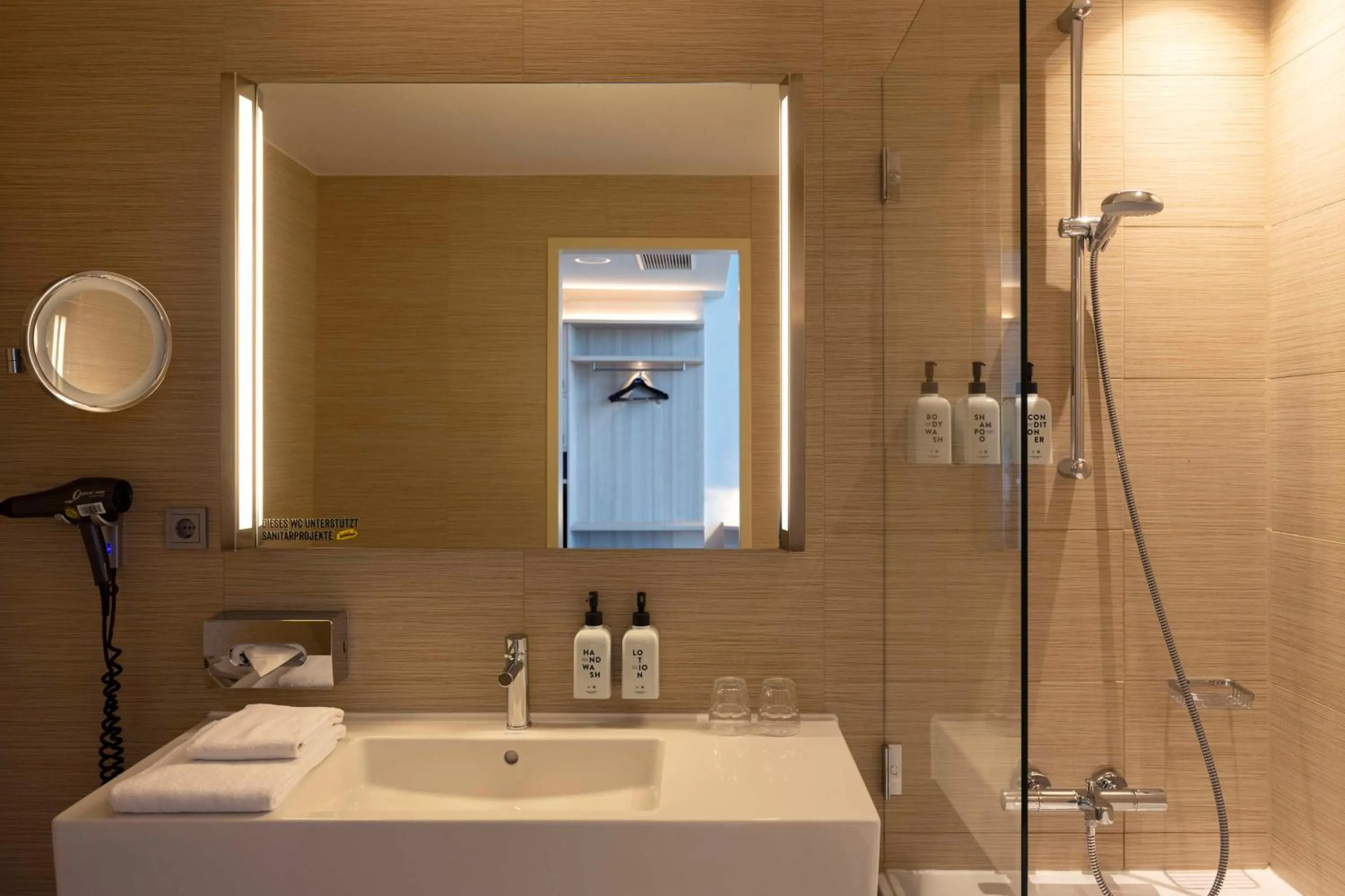 Bathroom in Scandic Hamburg Emporio