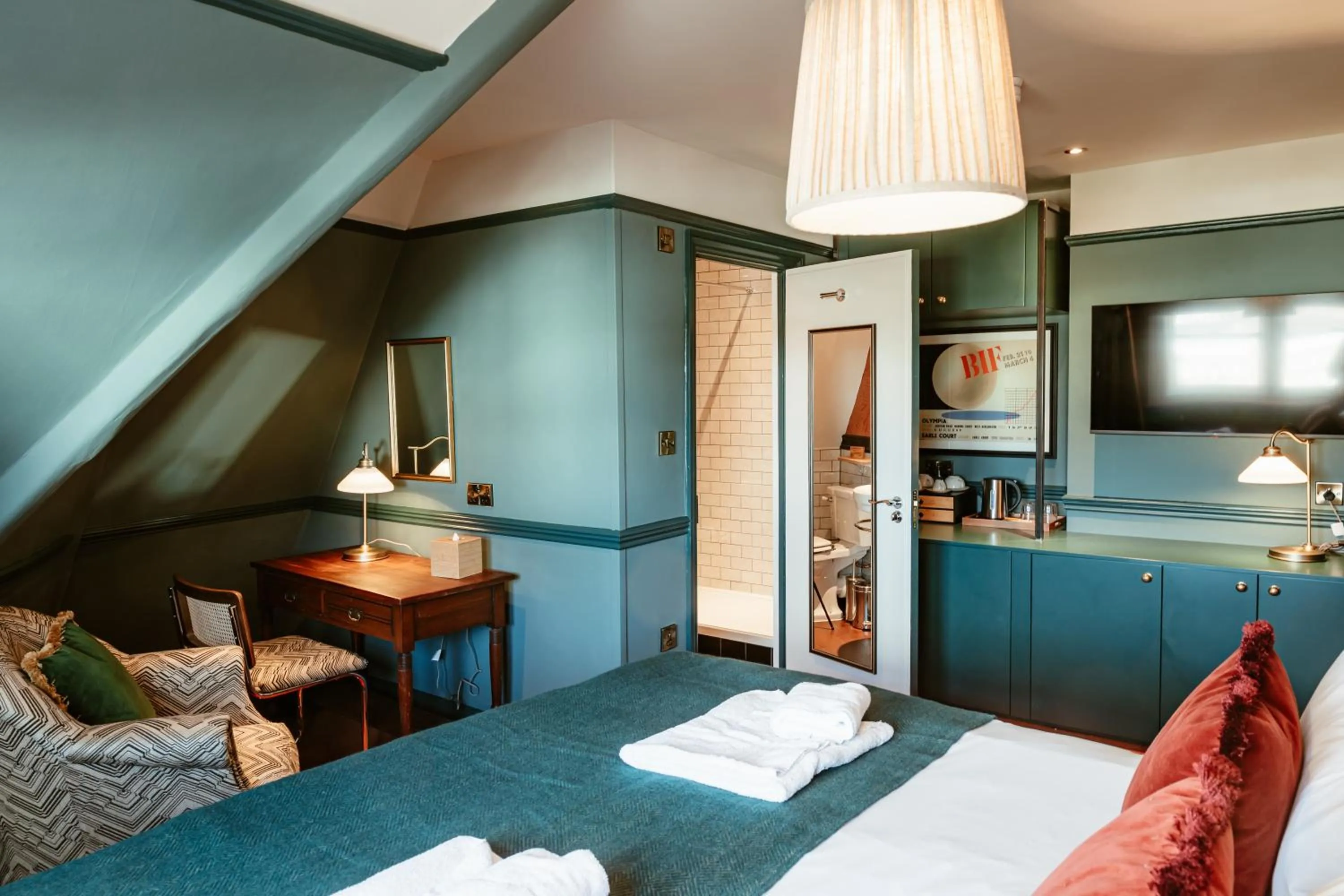 Bed in Hand & Flower