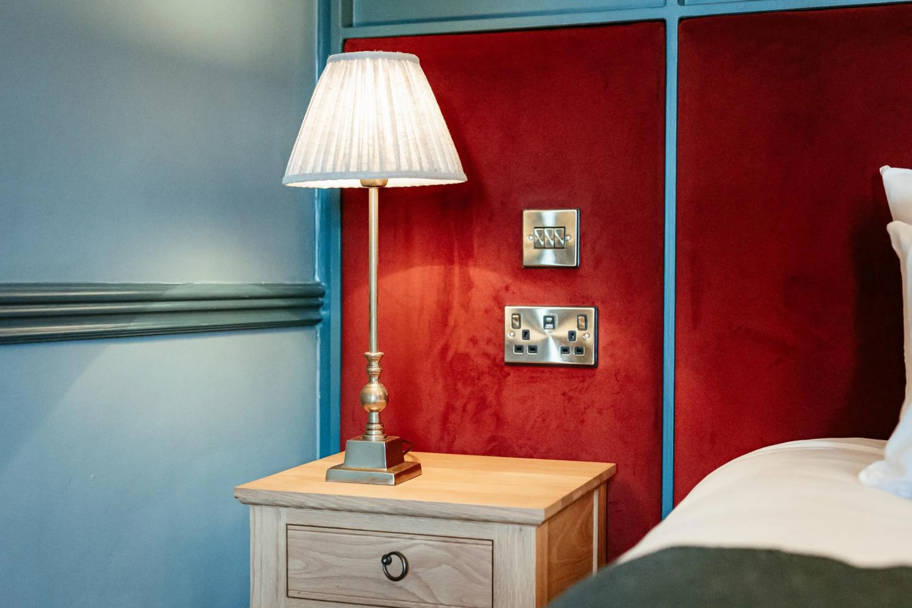 Bed in Hand & Flower