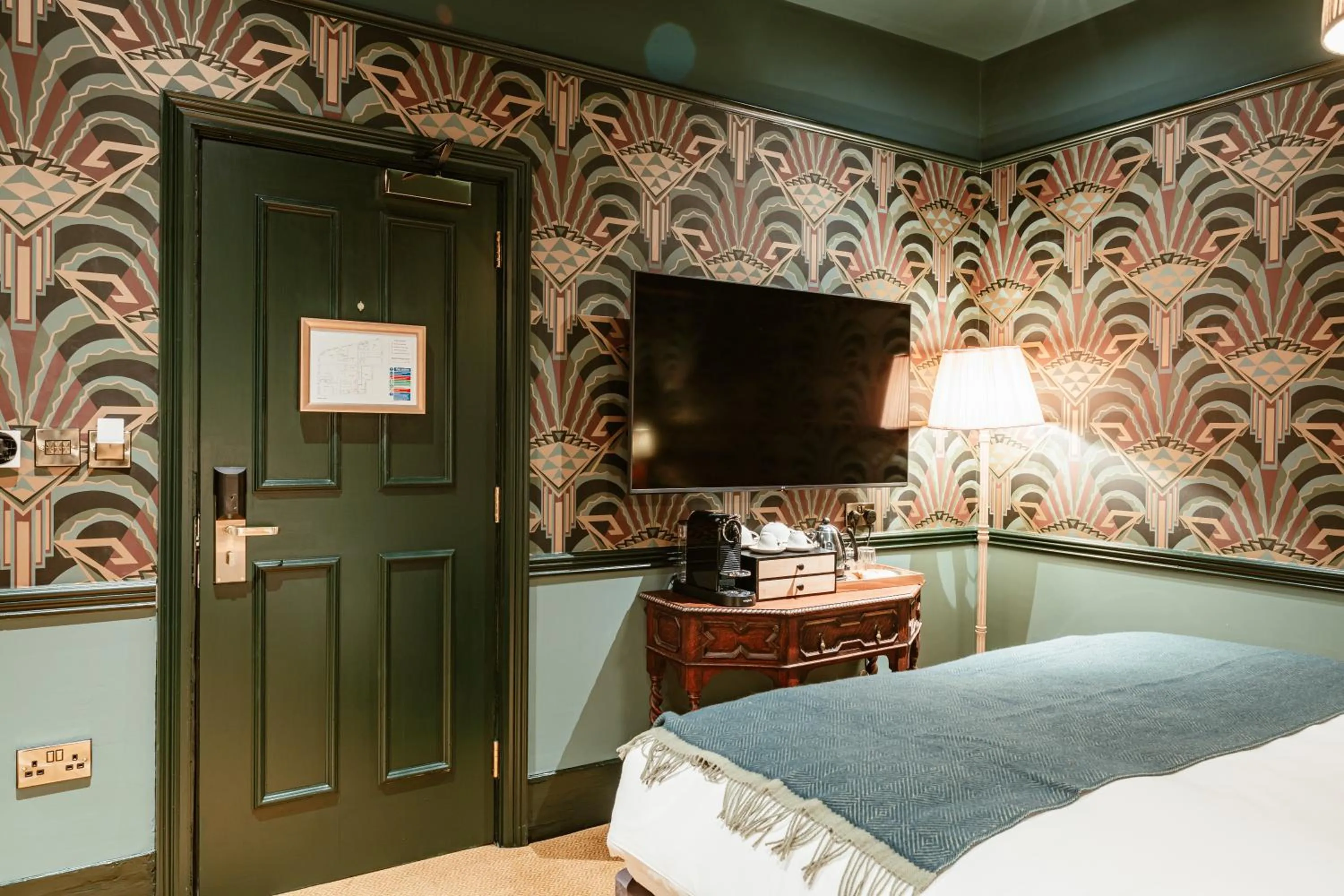 Bed in Hand & Flower