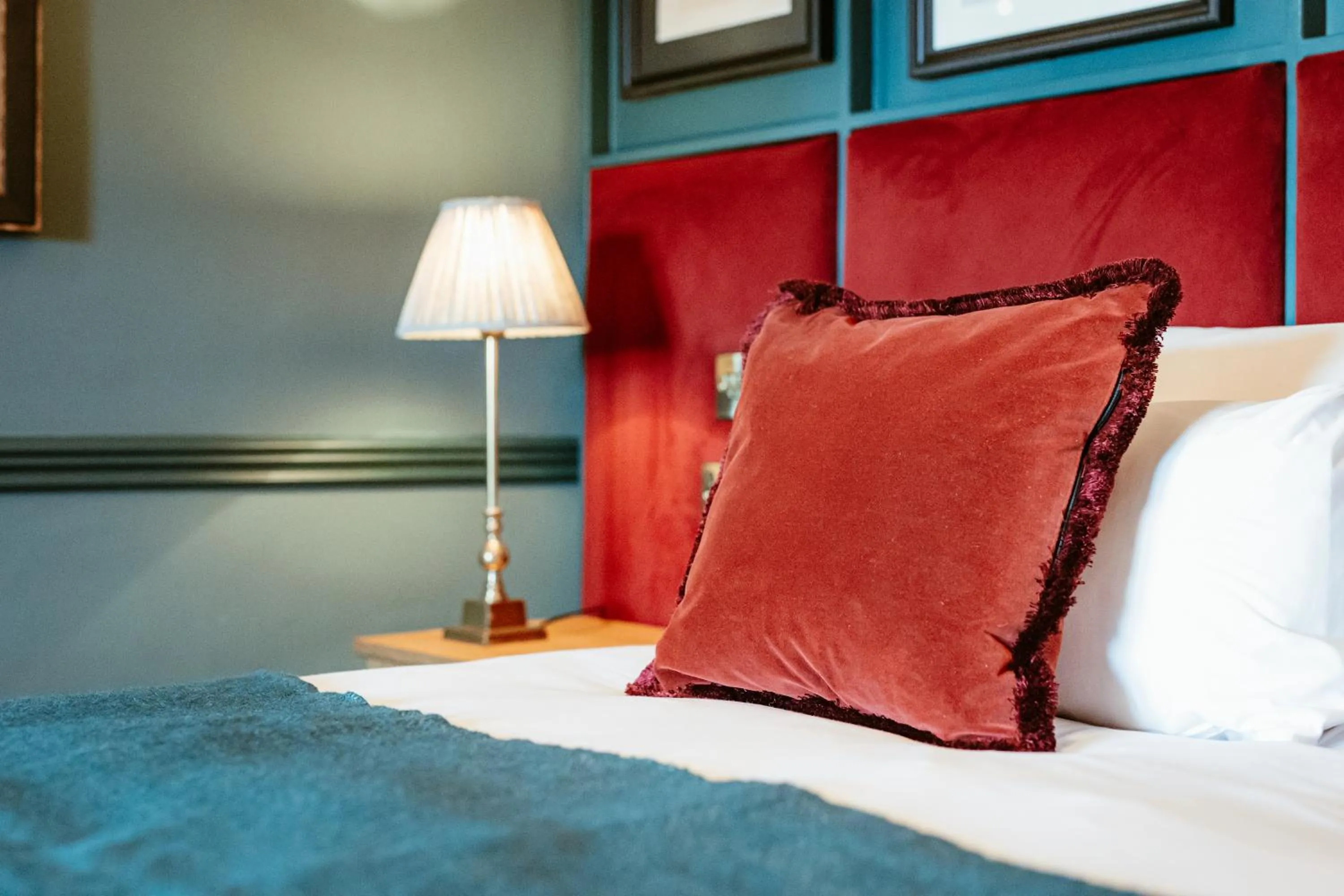 Bed in Hand & Flower