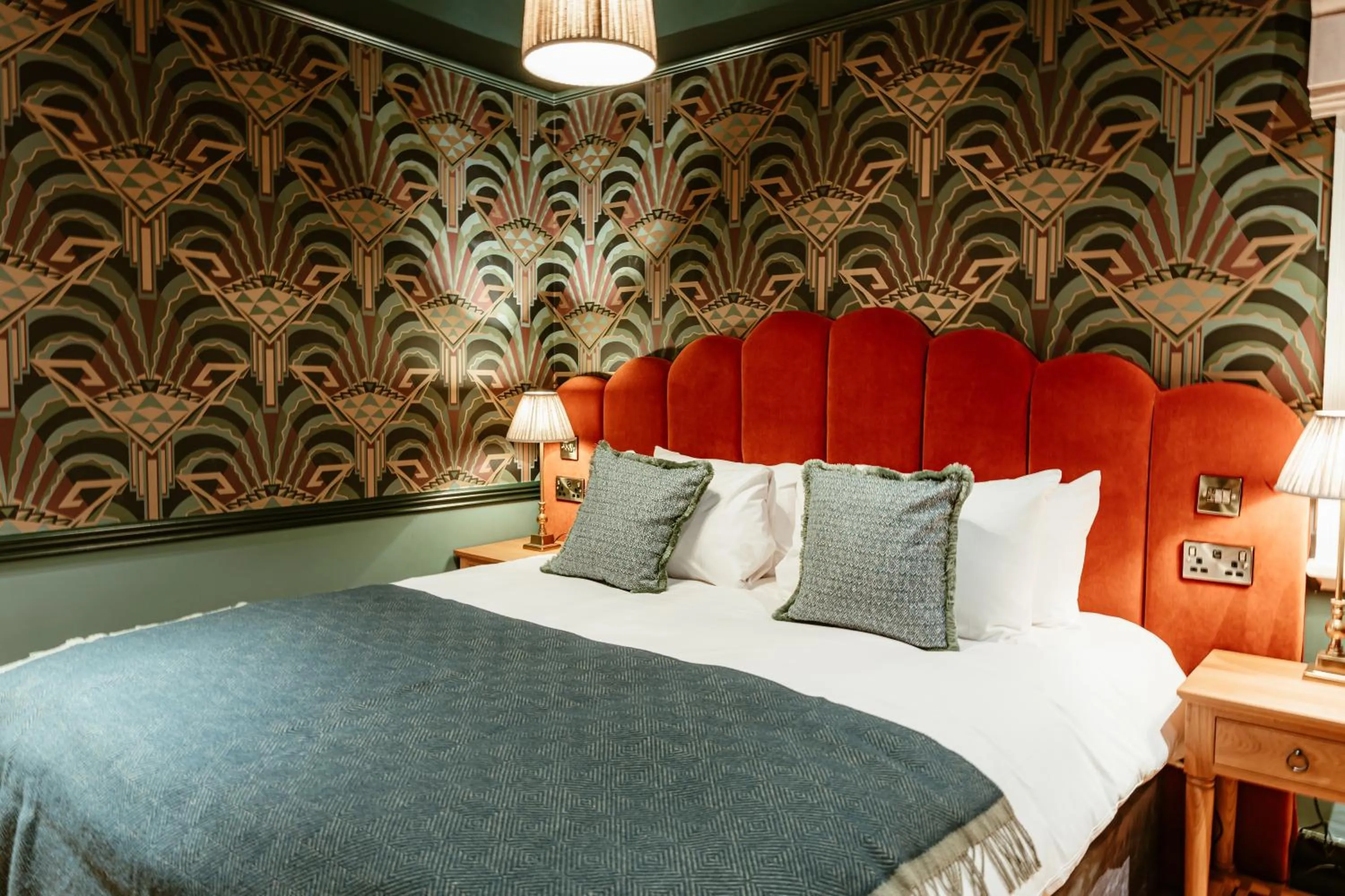 Bed in Hand & Flower