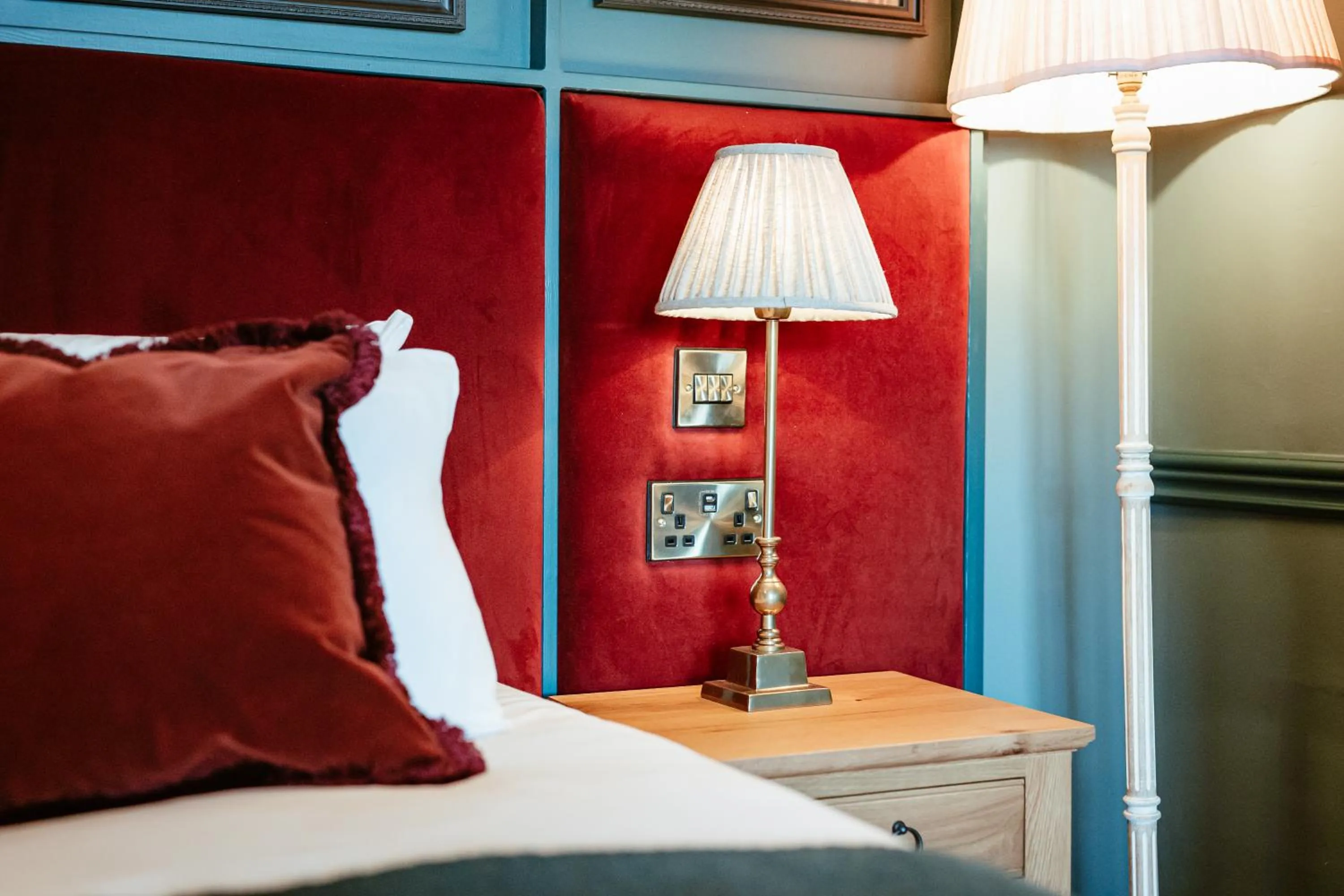 Bed in Hand & Flower