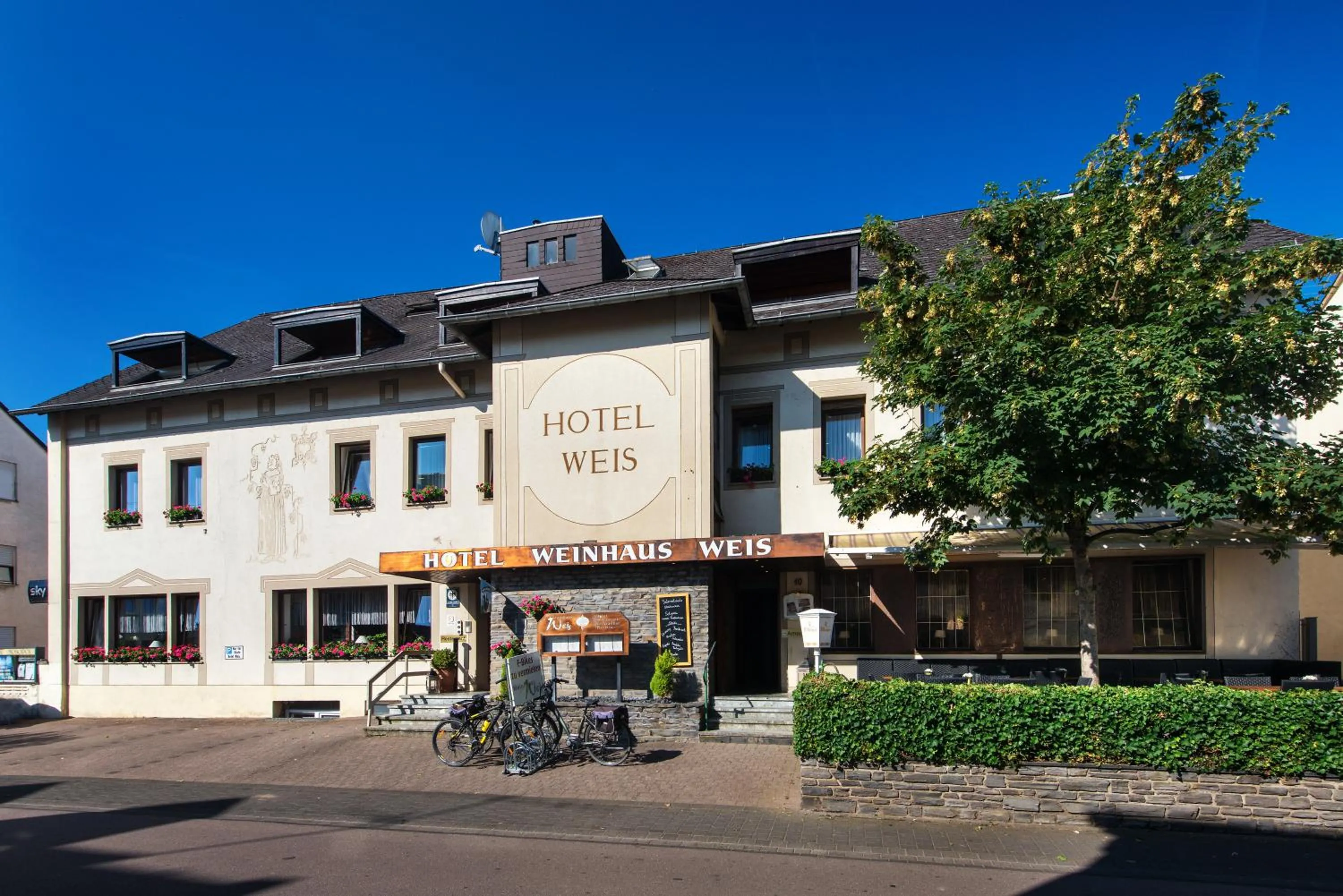 Facade/entrance in Hotel Weinhaus Weis