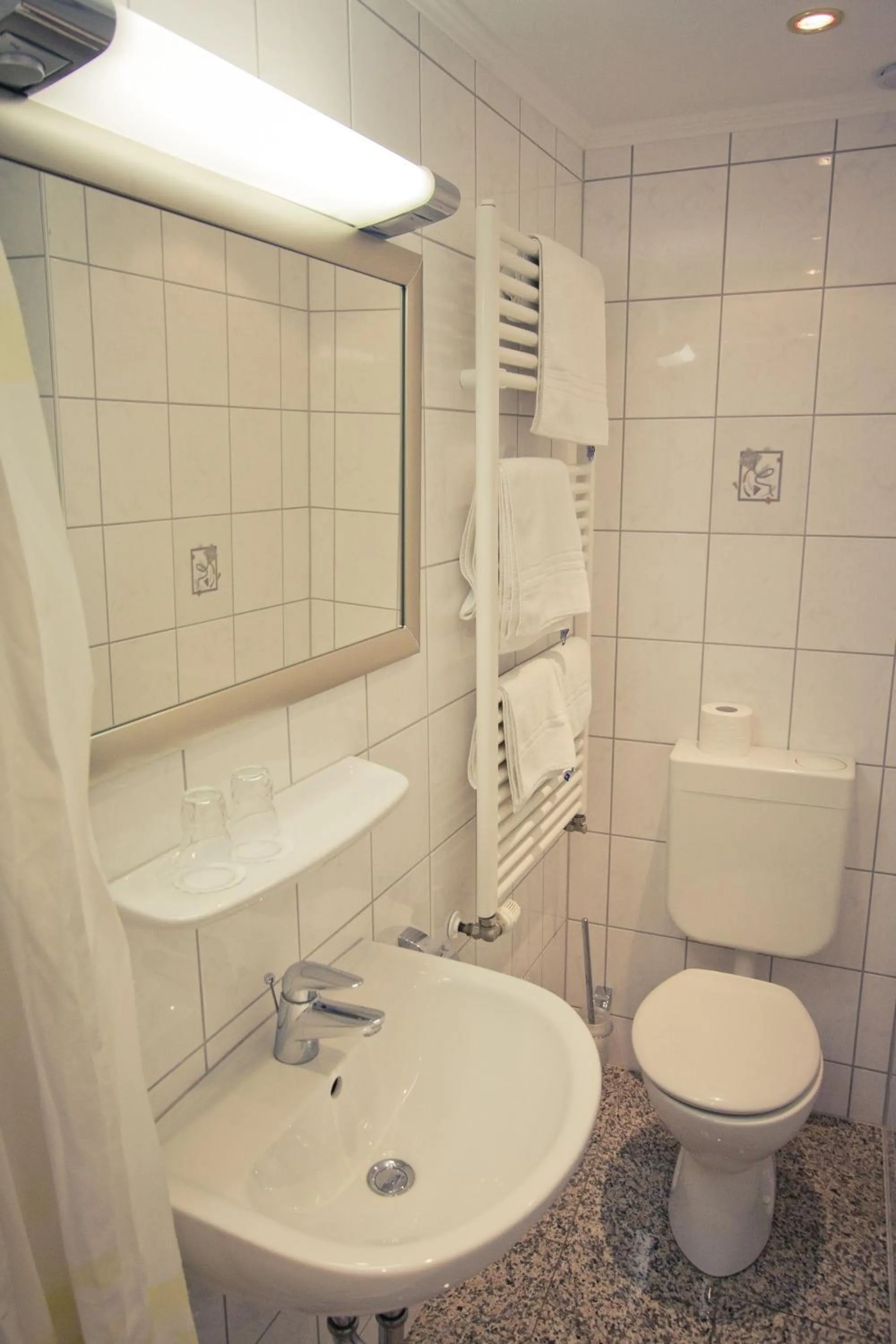 Toilet in Hotel Weinhaus Weis