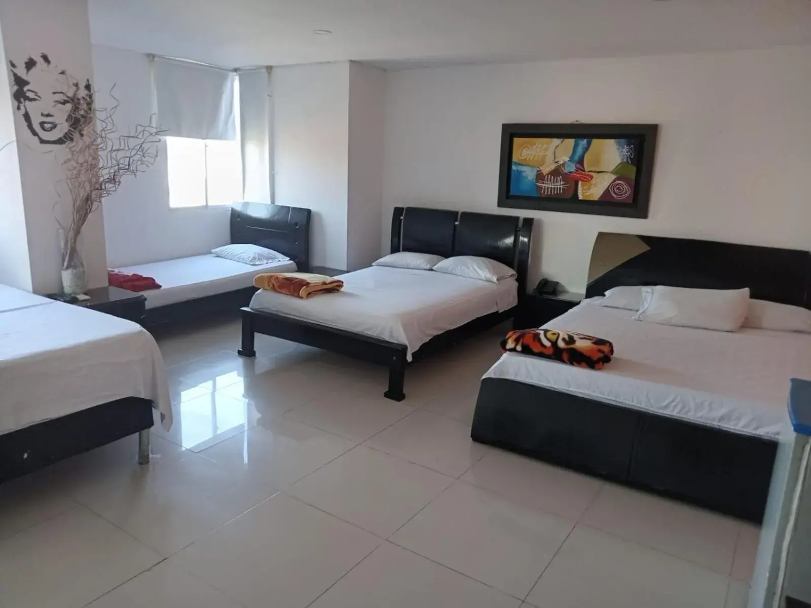 Quadruple Room with Private Bathroom in Hotel Intersuites Quadruple Room with Private Bathroom in Hotel Intersuites