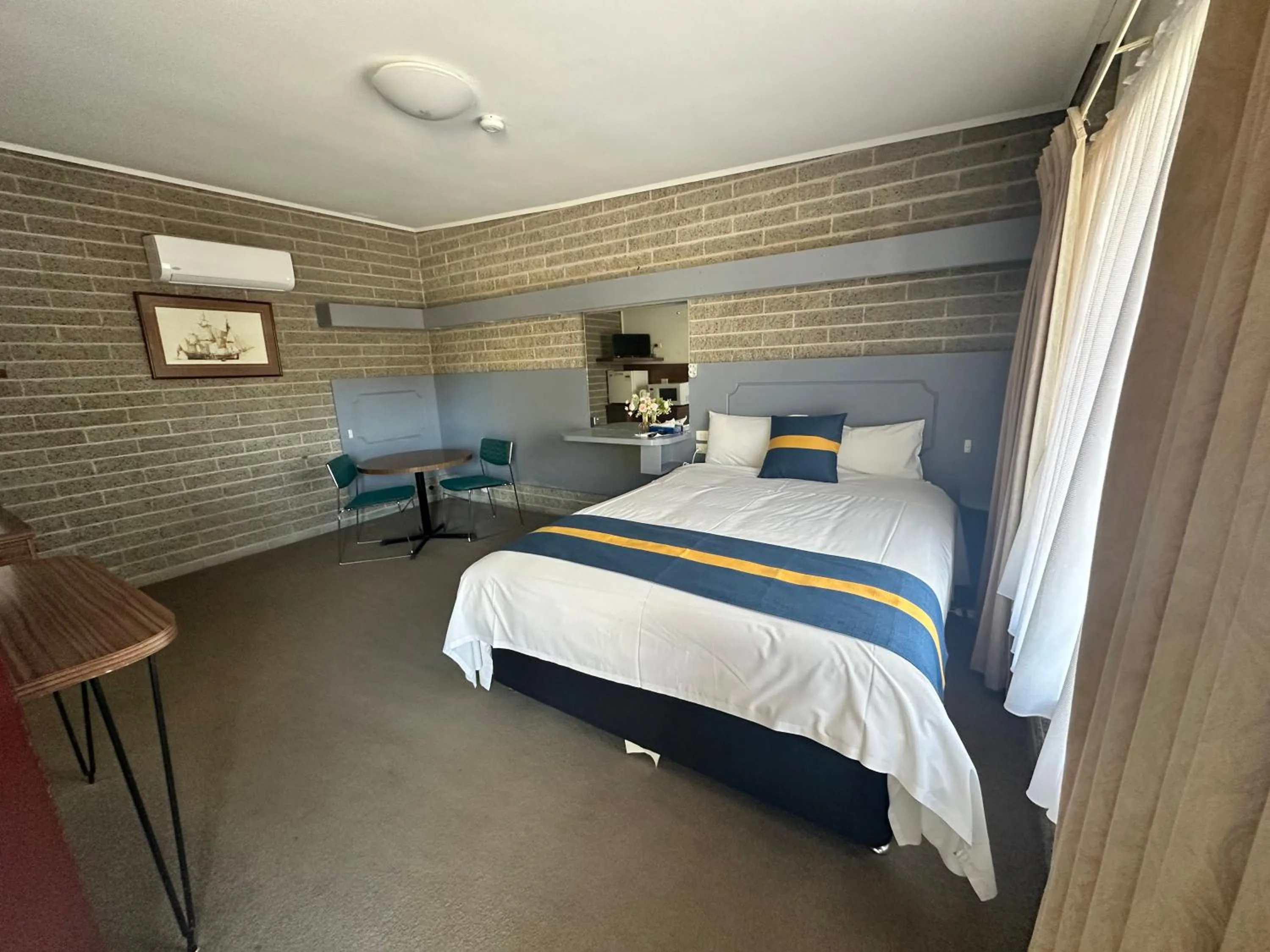 Photo of the whole room, Bed in The Shamrock Hotel Balranald