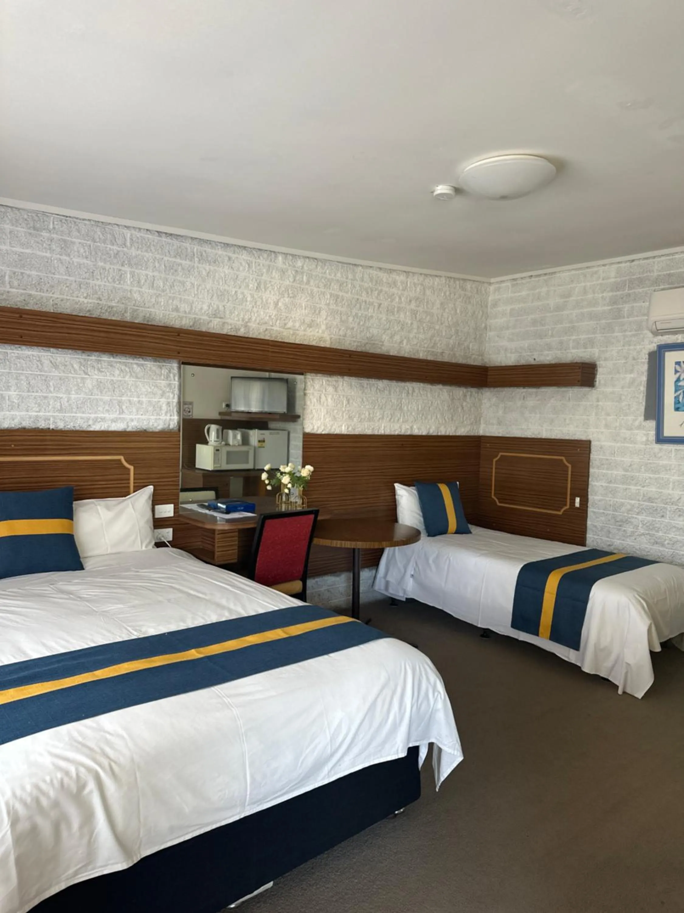 Property building, Bed in The Shamrock Hotel Balranald