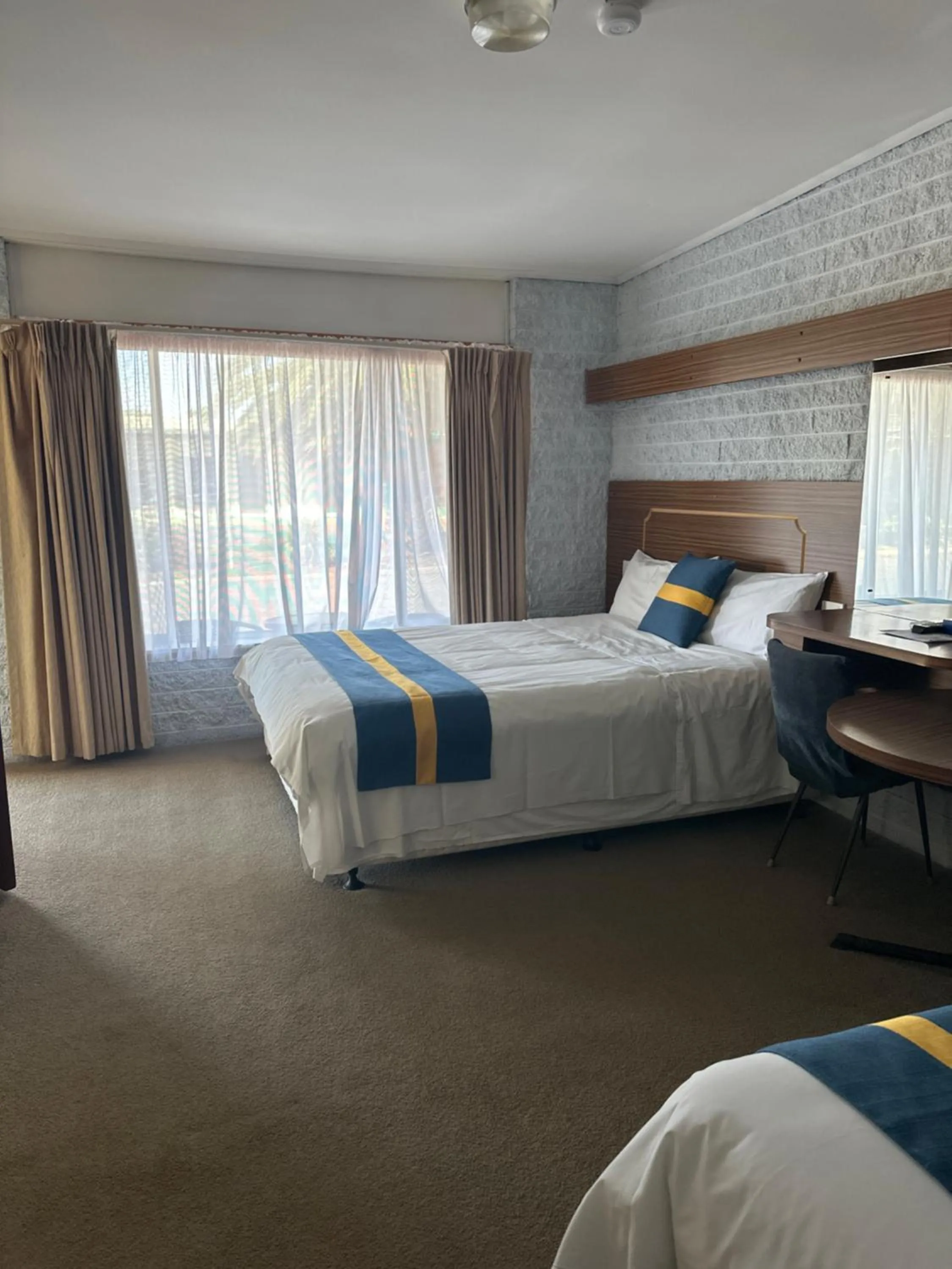 Property building, Bed in The Shamrock Hotel Balranald