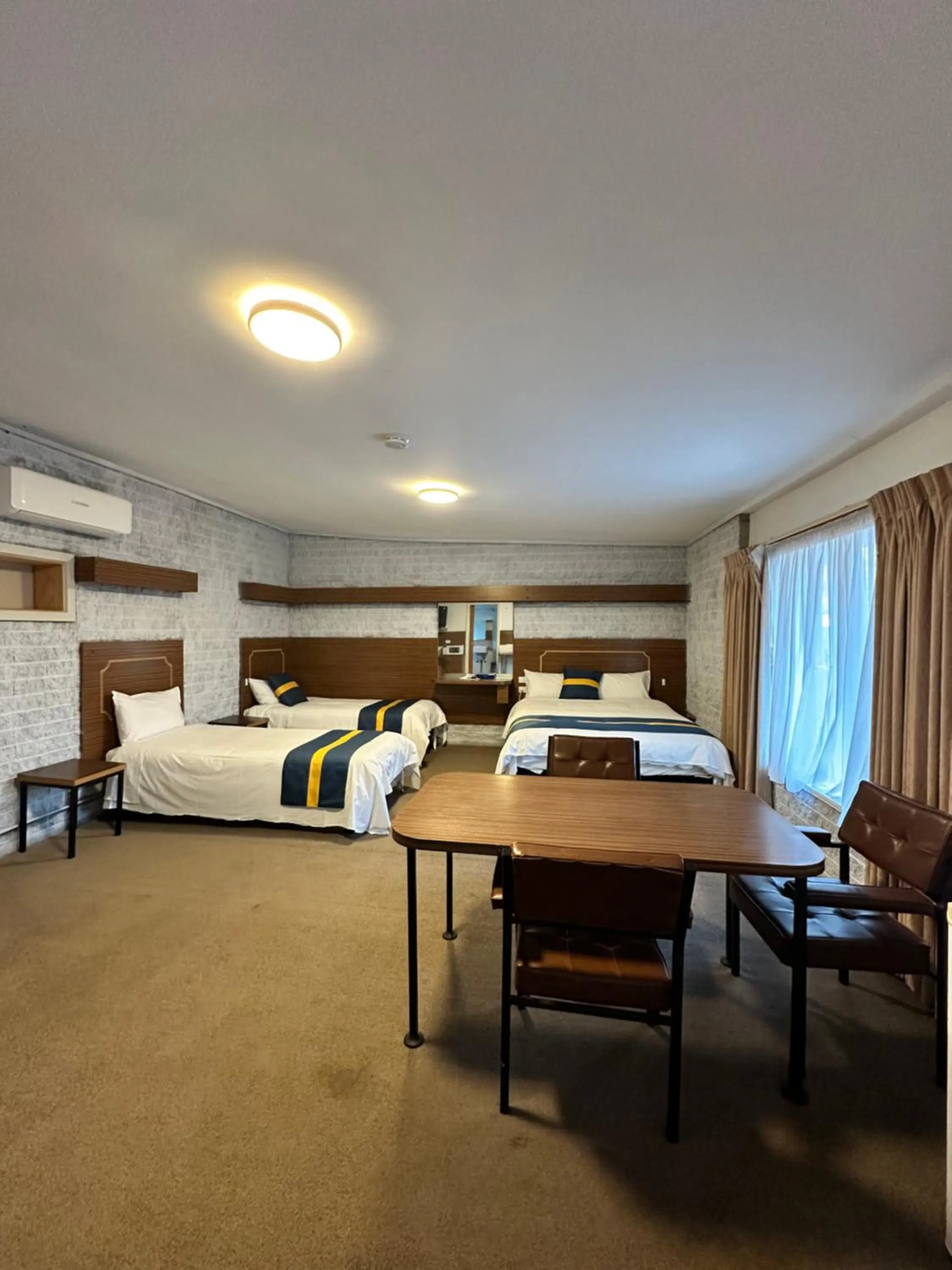 Photo of the whole room, Bed in The Shamrock Hotel Balranald