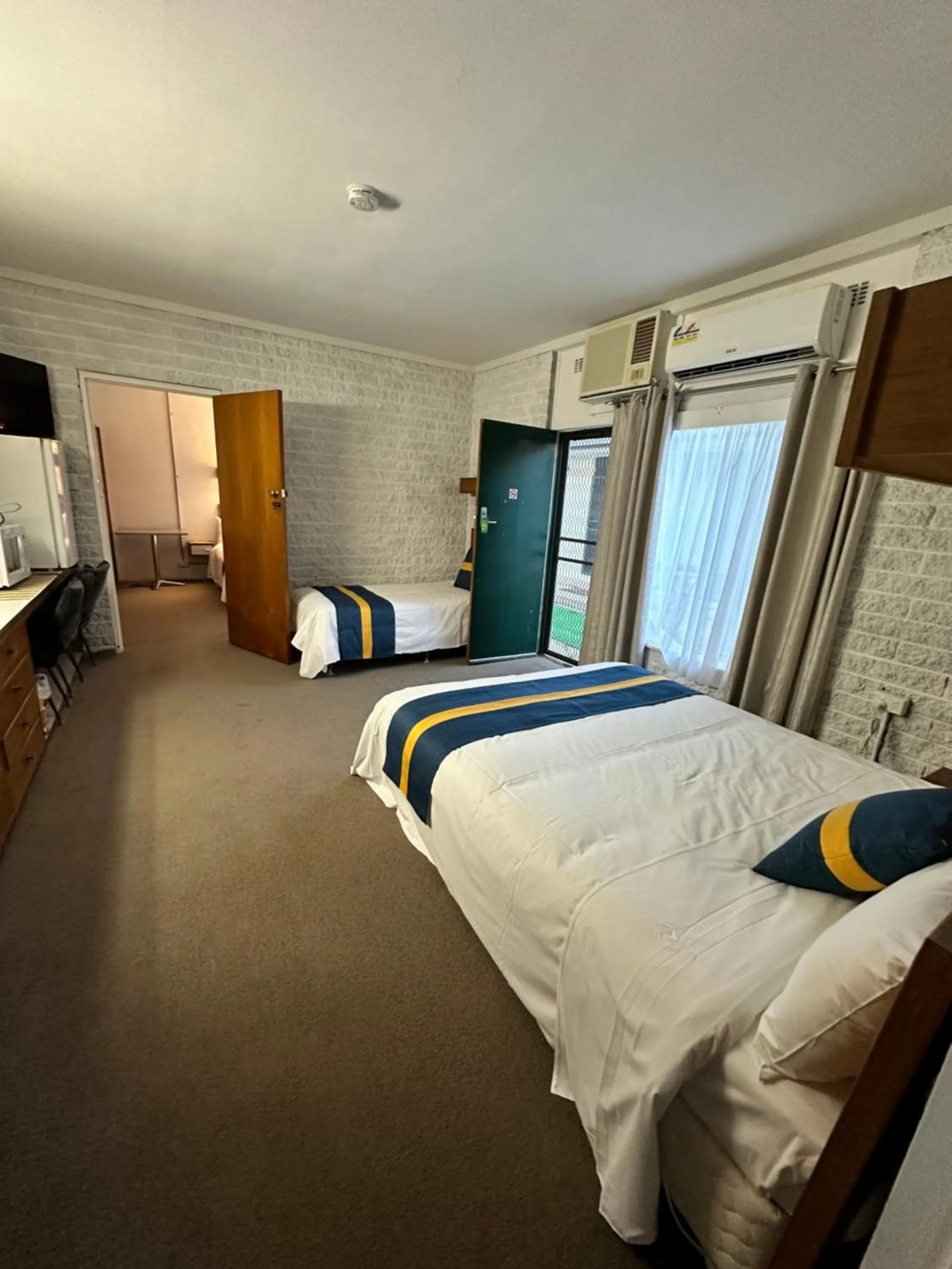 Photo of the whole room, Bed in The Shamrock Hotel Balranald