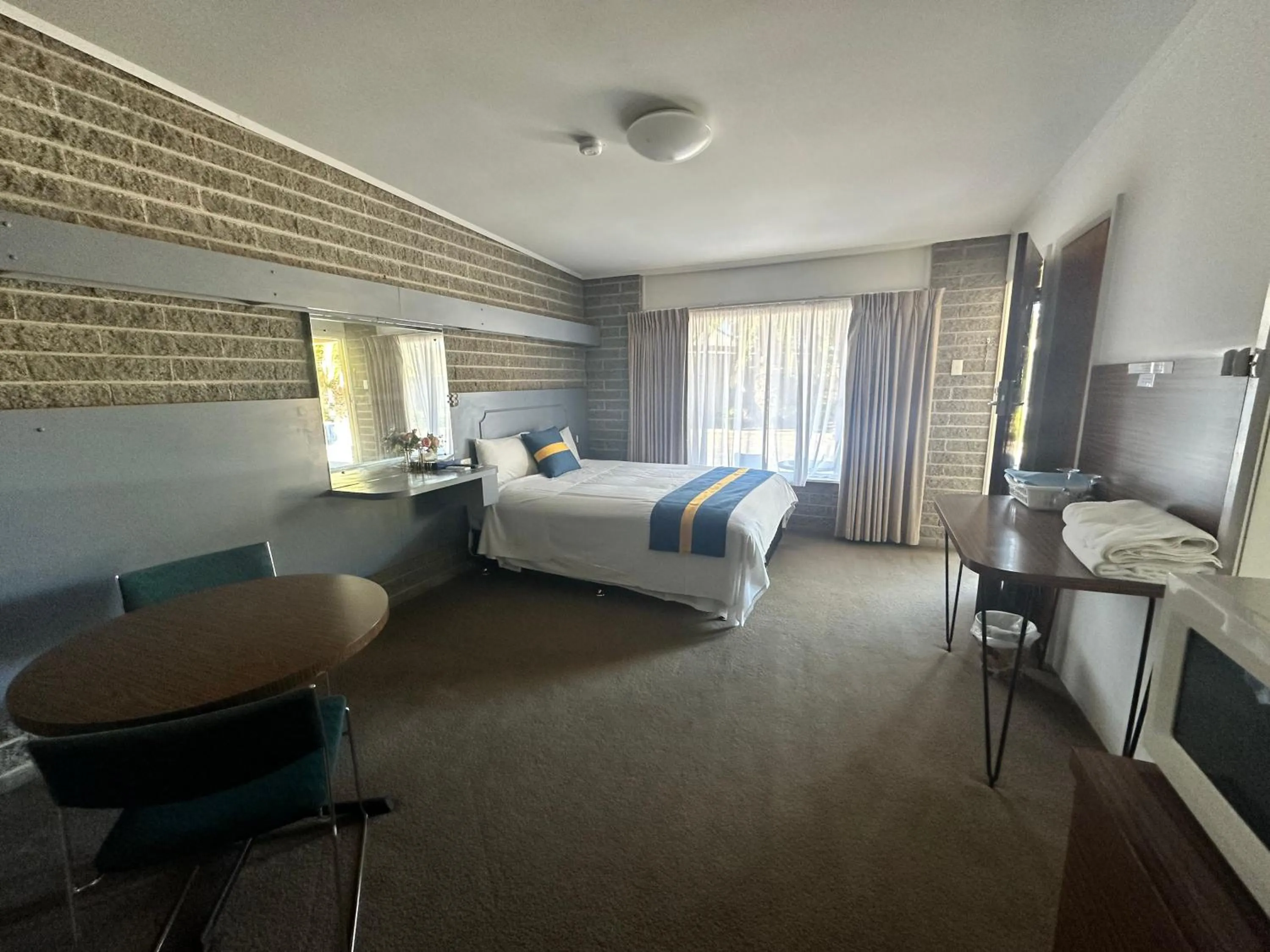 Queen Room in The Shamrock Hotel Balranald